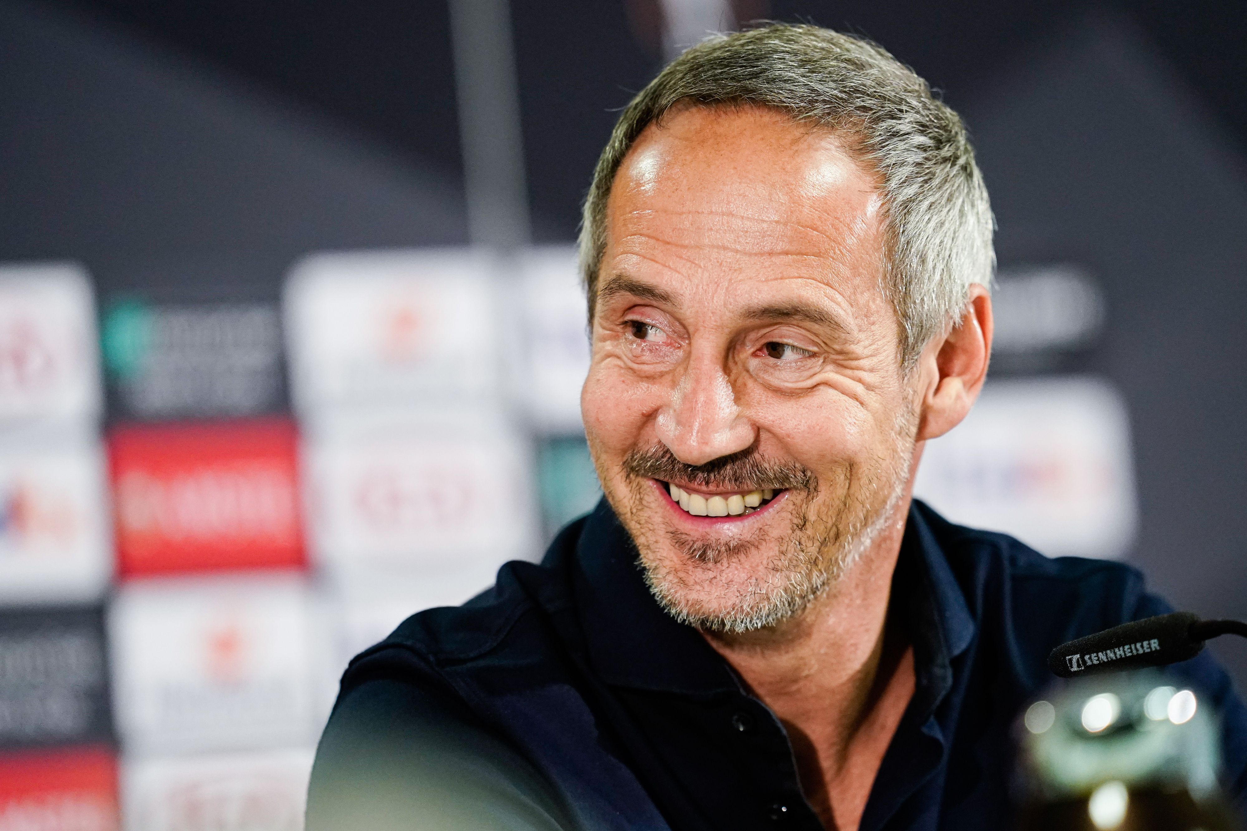Eintracht Frankfurts Trainer Adi Hütter lachend bei der Pressekonferenz vor dem Europa-League-Match gegen Arsenal London am 18. September 2019
