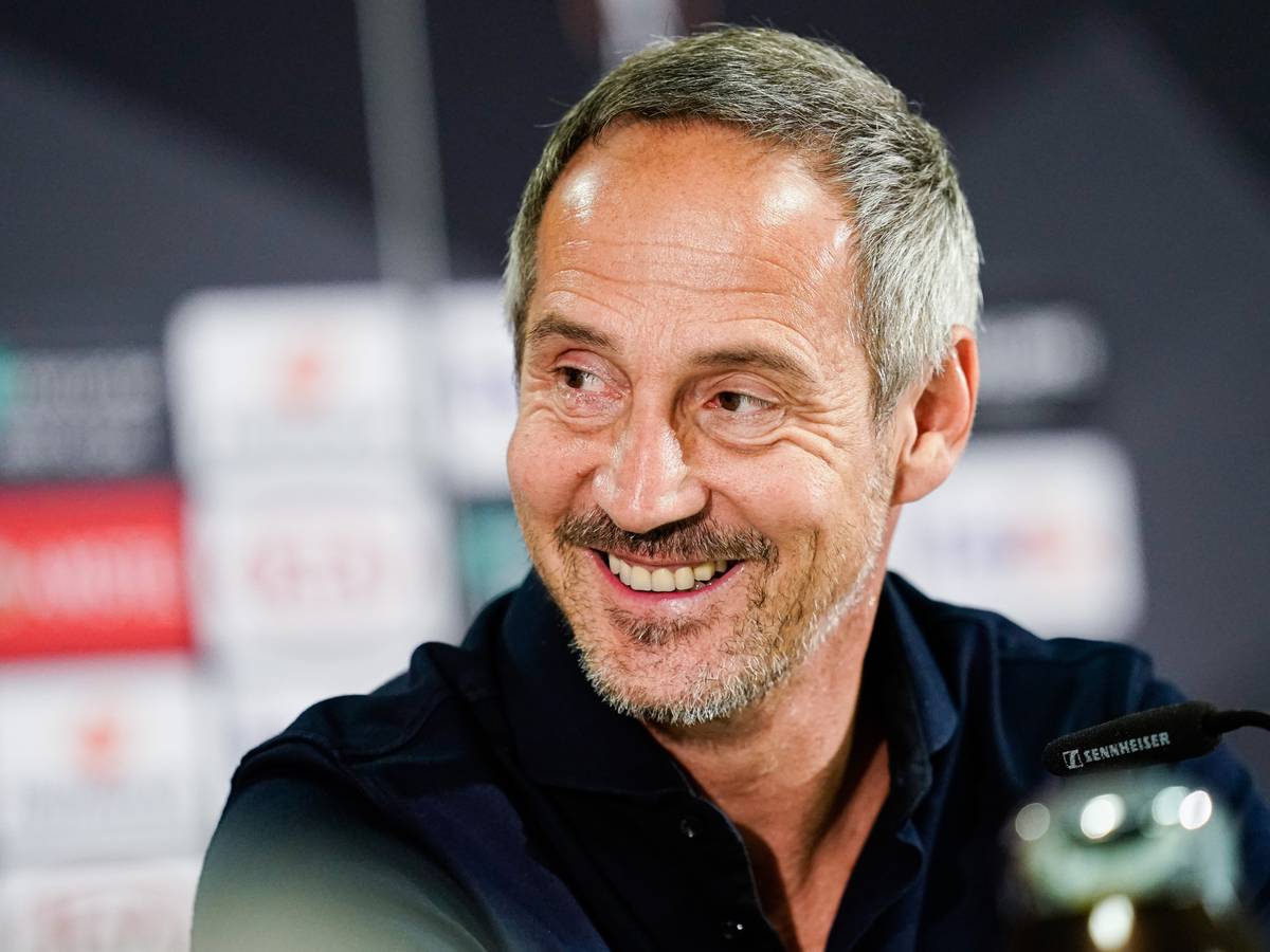 Eintracht Frankfurts Trainer Adi Hütter lachend bei der Pressekonferenz vor dem Europa-League-Match gegen Arsenal London am 18. September 2019