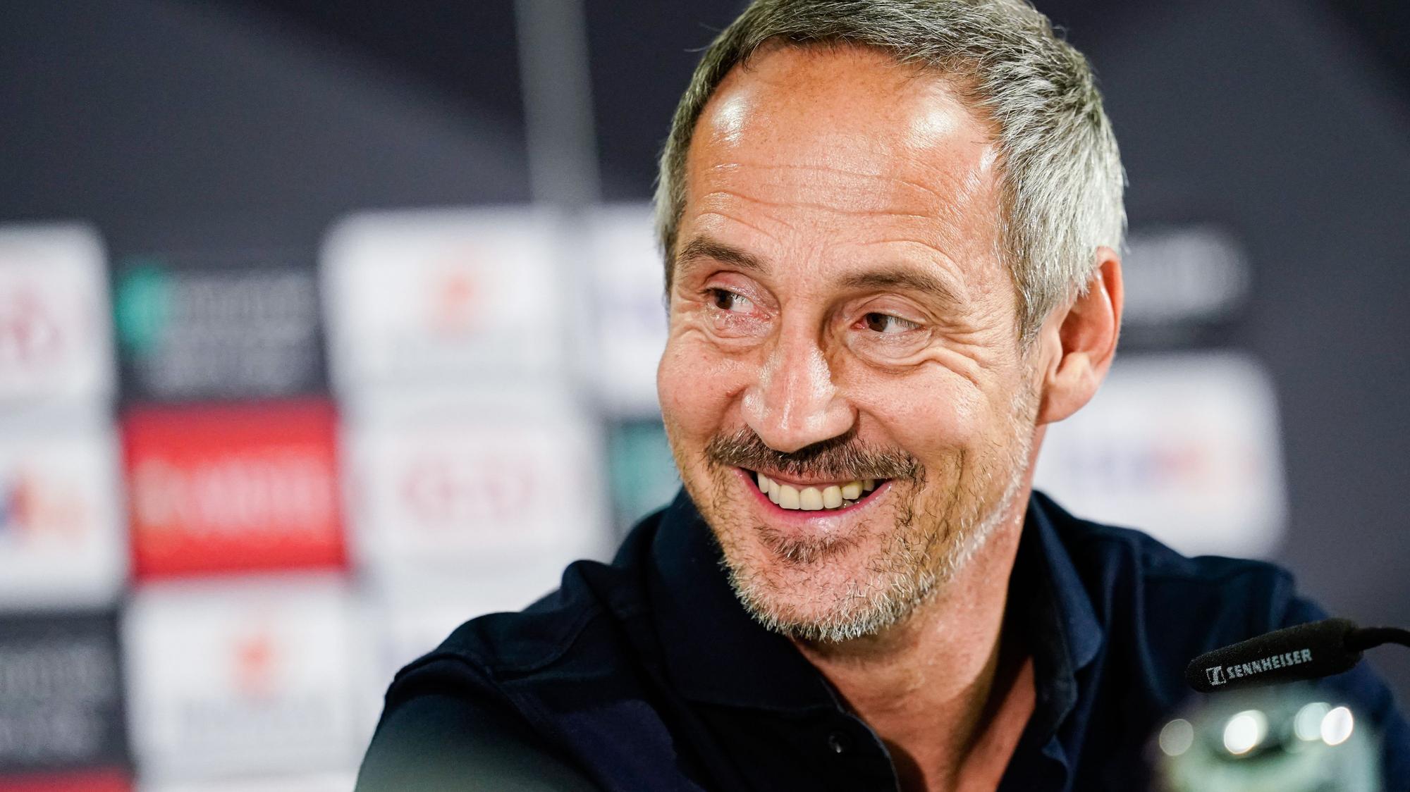 Eintracht Frankfurts Trainer Adi Hütter lachend bei der Pressekonferenz vor dem Europa-League-Match gegen Arsenal London am 18. September 2019