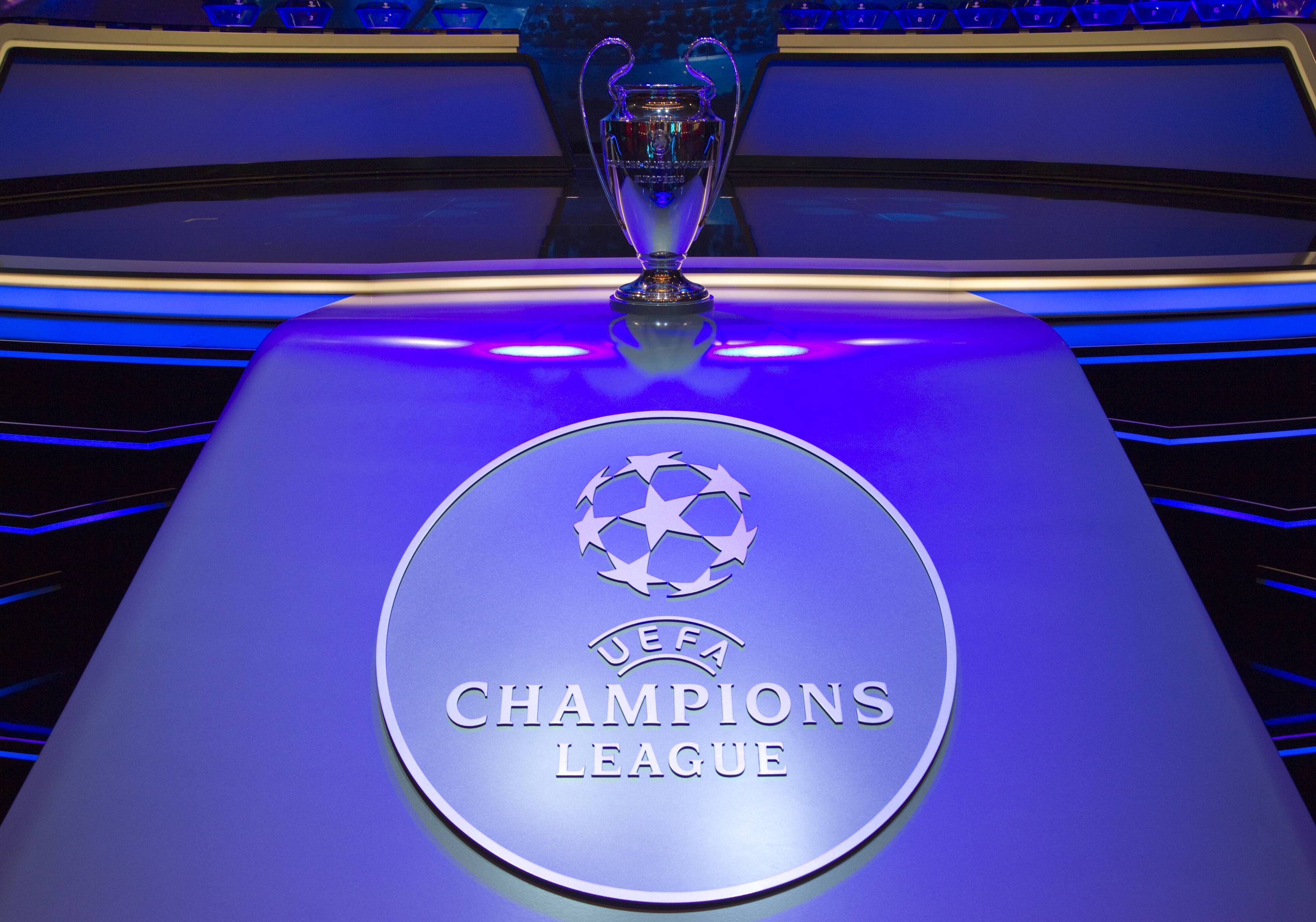Der Champions-League-Pokal bei der Auslosung der Champions-League-Gruppenphase am 29.08.2020 in Monaco.