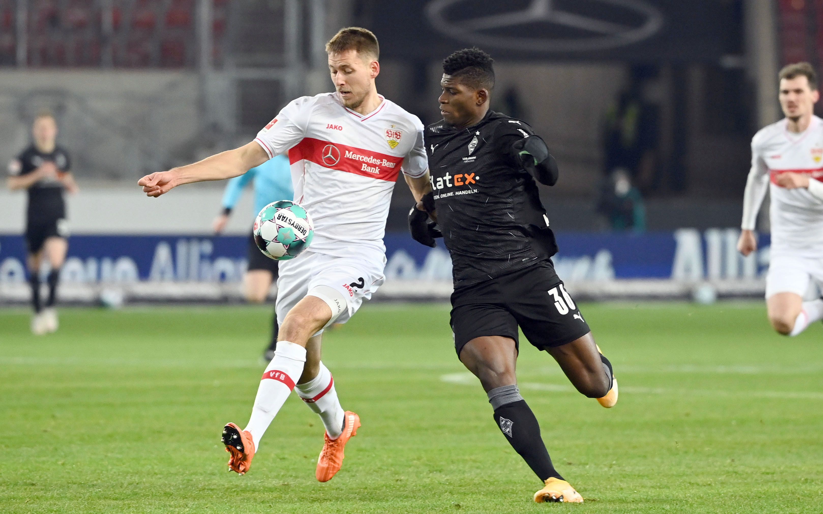 Stuttgarts Waldemar Anton (l.) im Zweikampf mit Mönchengladbachs Breel Embolo (r.) während des Bundesliga-Spiels des 16. Spieltags am 16. Januar 2021.