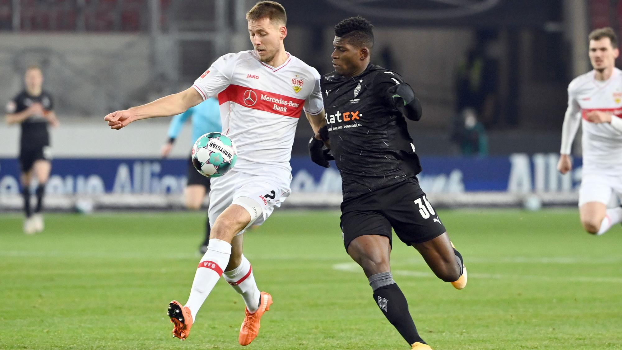 Stuttgarts Waldemar Anton (l.) im Zweikampf mit Mönchengladbachs Breel Embolo (r.) während des Bundesliga-Spiels des 16. Spieltags am 16. Januar 2021.