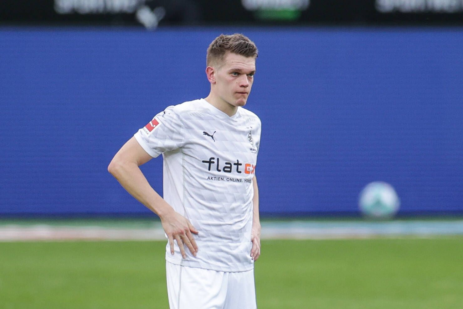 Gladbachs Nationalspieler Matthias Ginter blickt nach der 1:2-Niederlage am 20. Februar 2020 gegen Mainz 05 auf das Spielfeld im Borussia-Park.