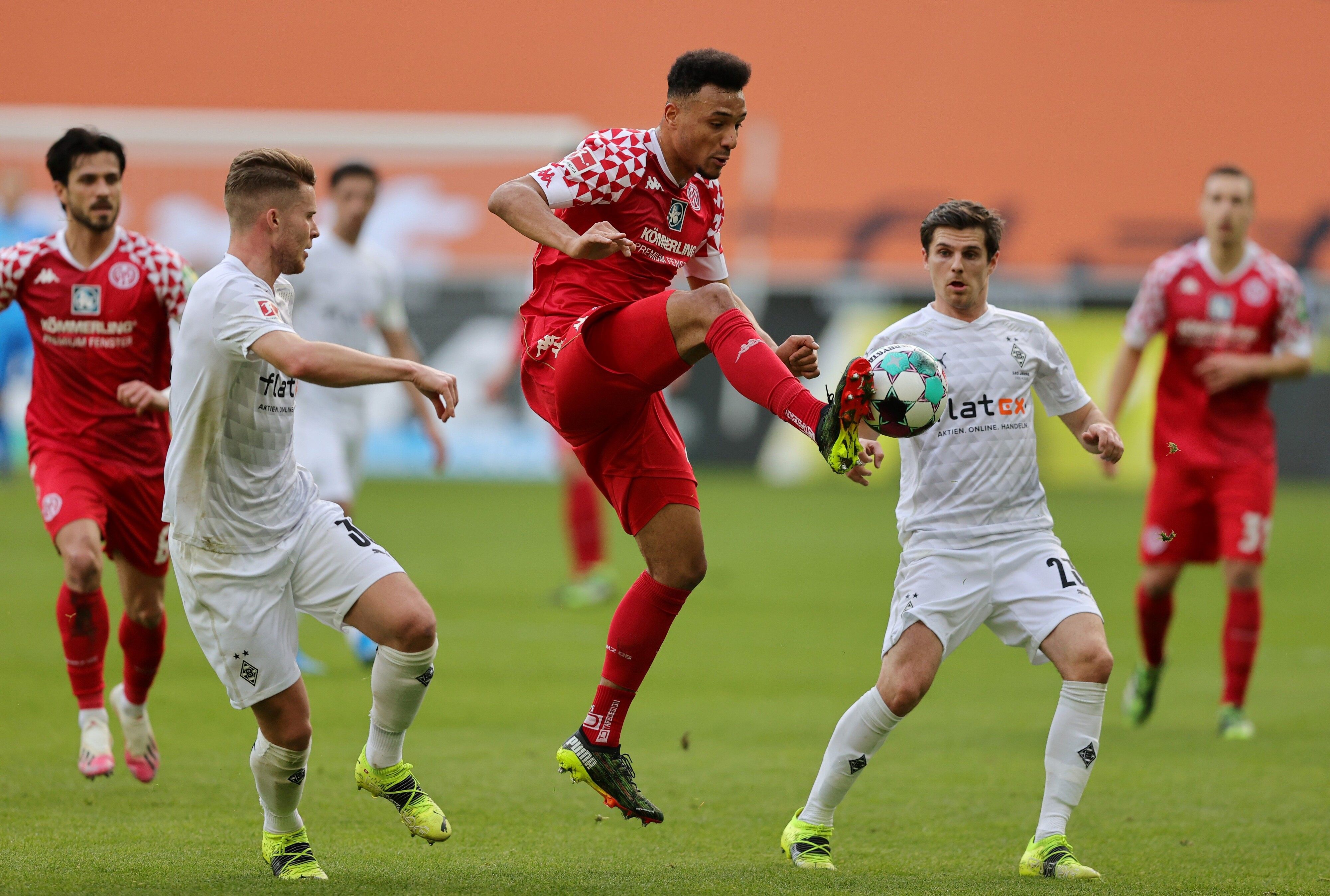 Karim Onisiwo vom 1. FSV Mainz 05 kontrolliert den Ball während des Bundesliga matchs zwischen Borussia Moenchengladbach und 1. FSV Mainz 05 im Borussia-Park am 20. Februar 2021 in Moenchengladbach.