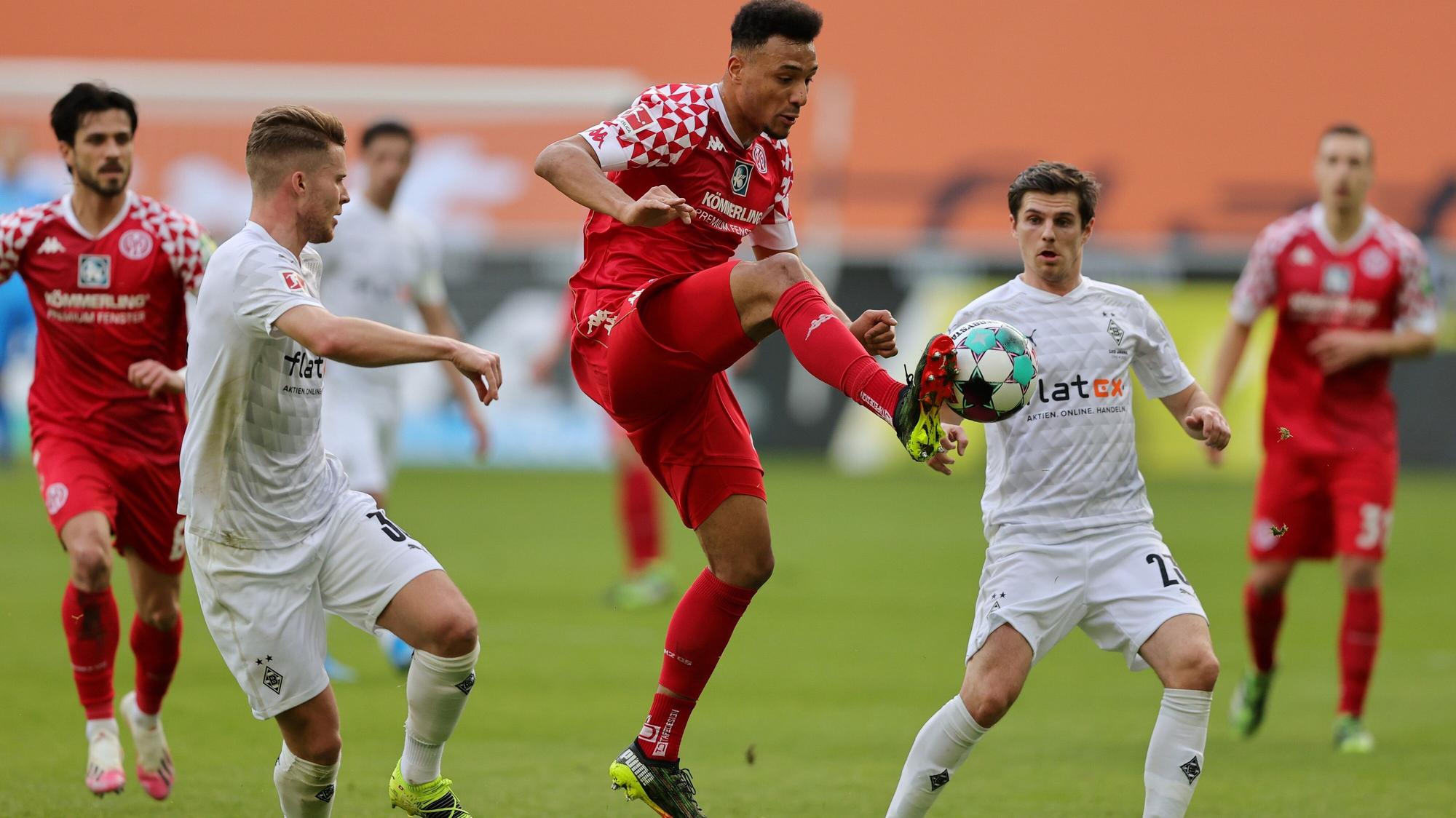 Karim Onisiwo vom 1. FSV Mainz 05 kontrolliert den Ball während des Bundesliga matchs zwischen Borussia Moenchengladbach und 1. FSV Mainz 05 im Borussia-Park am 20. Februar 2021 in Moenchengladbach.