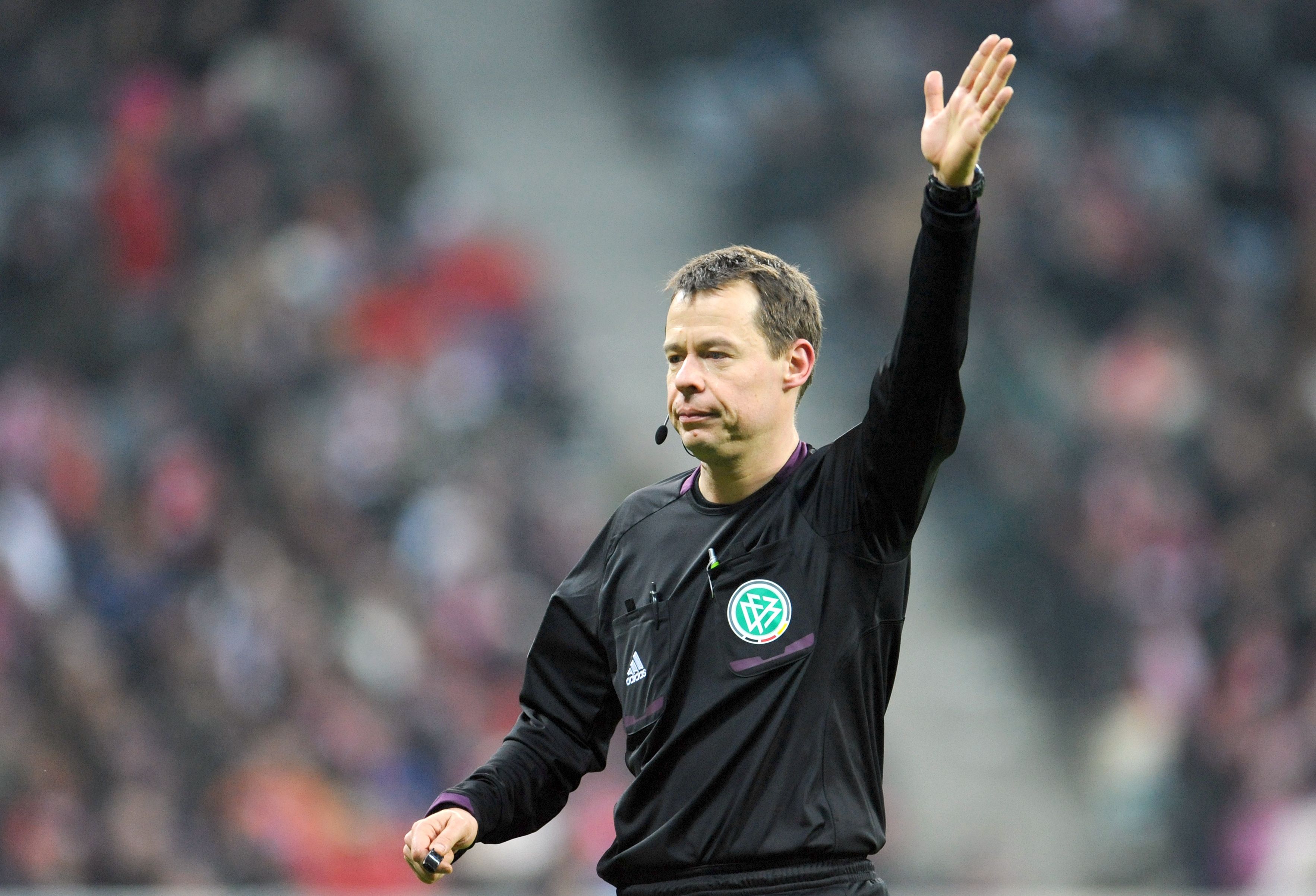 Schiedsrichter Markus Schmidt beim Bundesliga-Spiel zwischen dem FC Bayern München und SpVgg Greuther Fürth am 19.01.2013 in der Allianz Arena.