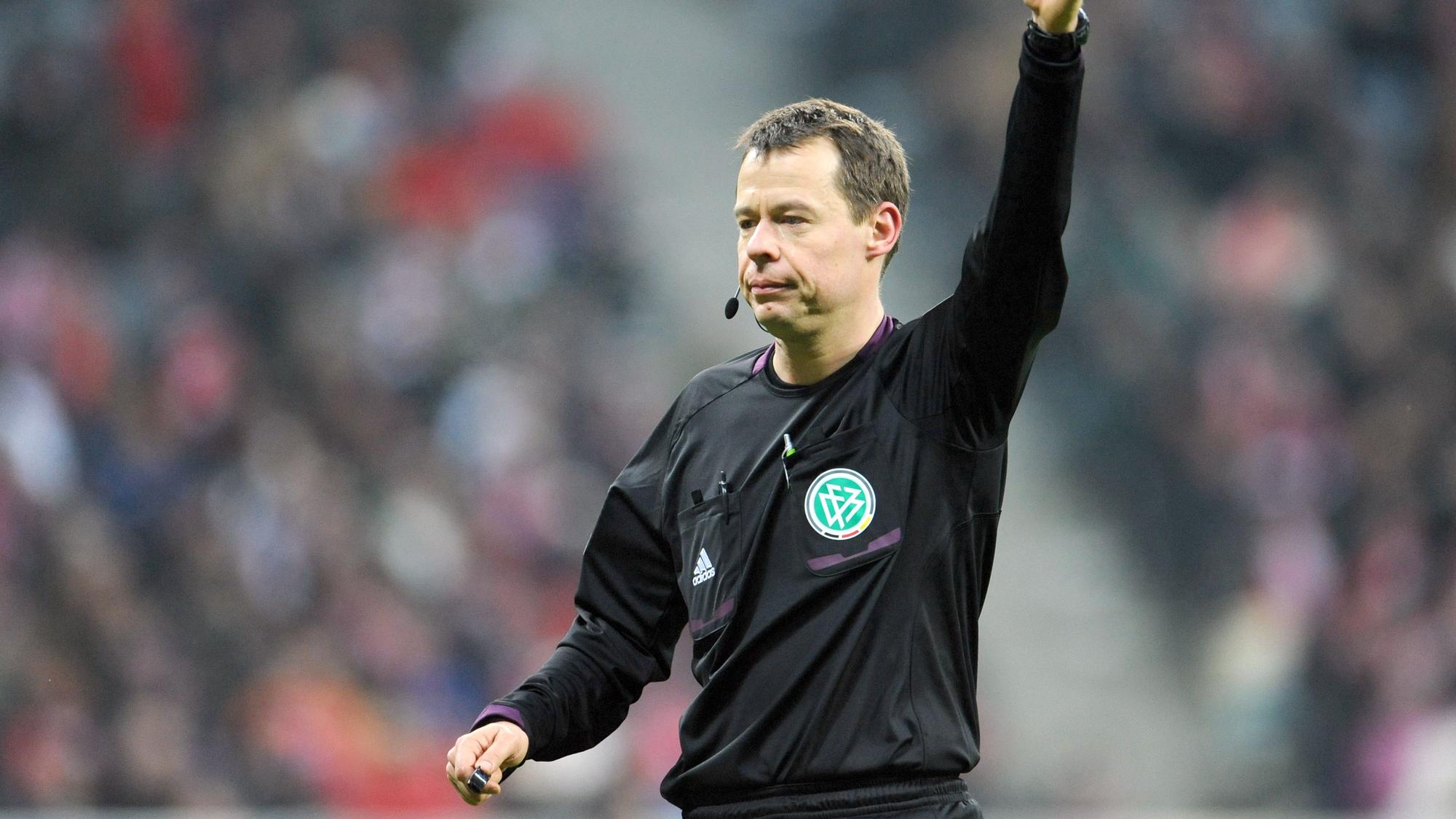 Schiedsrichter Markus Schmidt beim Bundesliga-Spiel zwischen dem FC Bayern München und SpVgg Greuther Fürth am 19.01.2013 in der Allianz Arena.