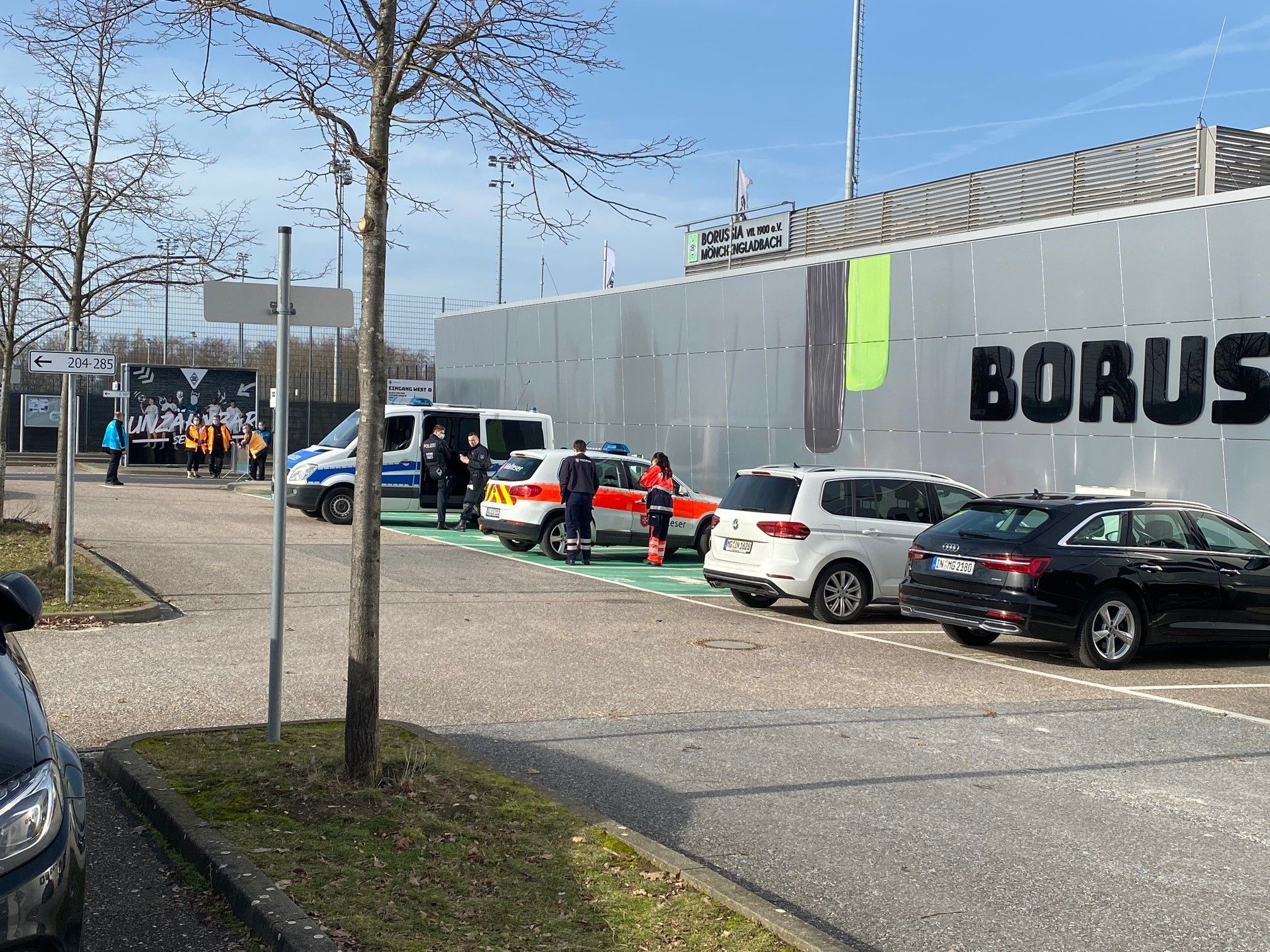 An den Eingängen zum Borussia-Park hatte sich die Polizei vorsichtshalber