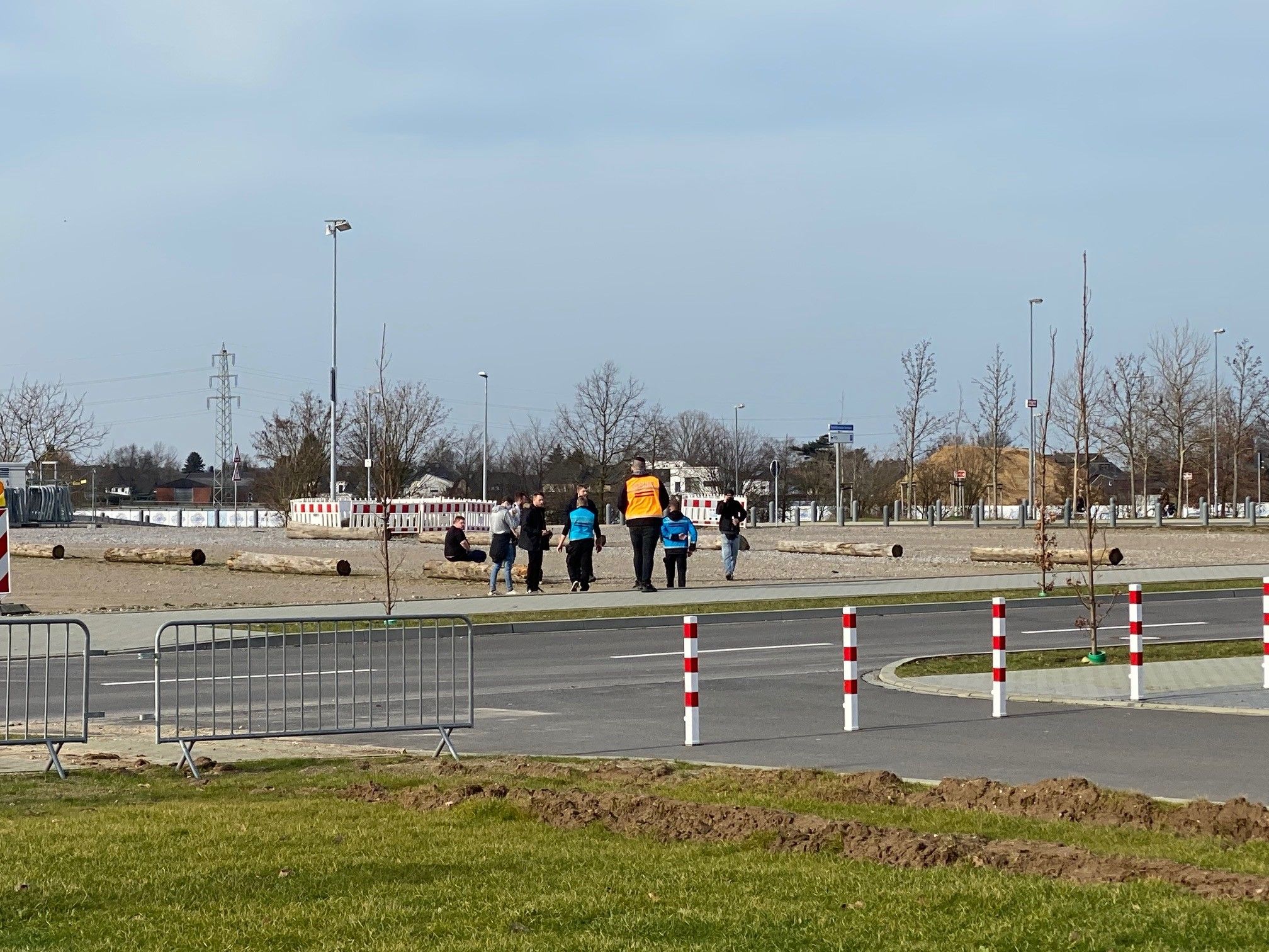 Der Ordnungsdienst spricht Fans in der Nordkurve am Borussia-Park an: Sie befinden sich im gesperrten Bereich und tragen keinen Mund-Nasen-Schutz.