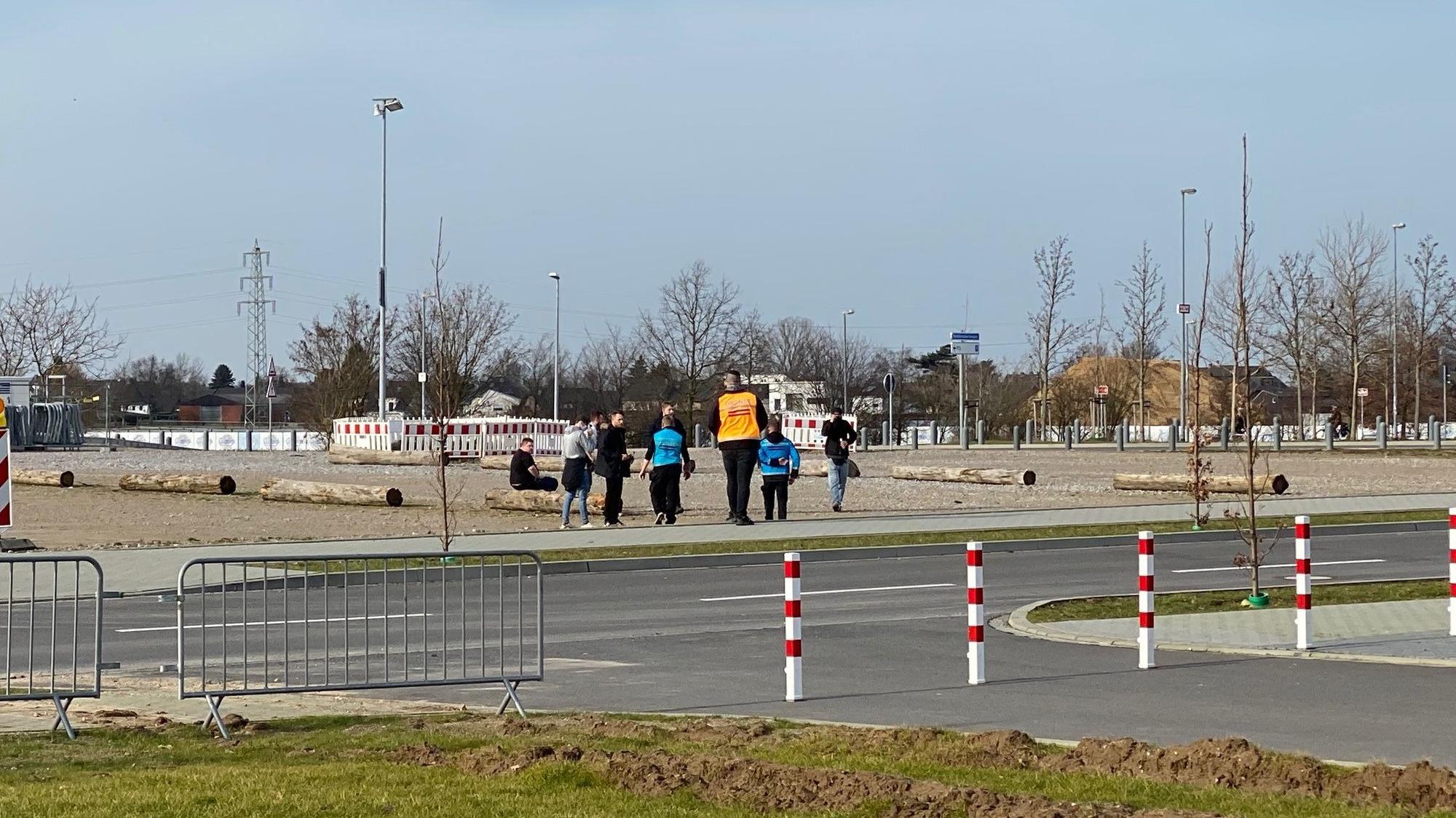 Der Ordnungsdienst spricht Fans in der Nordkurve am Borussia-Park an: Sie befinden sich im gesperrten Bereich und tragen keinen Mund-Nasen-Schutz.