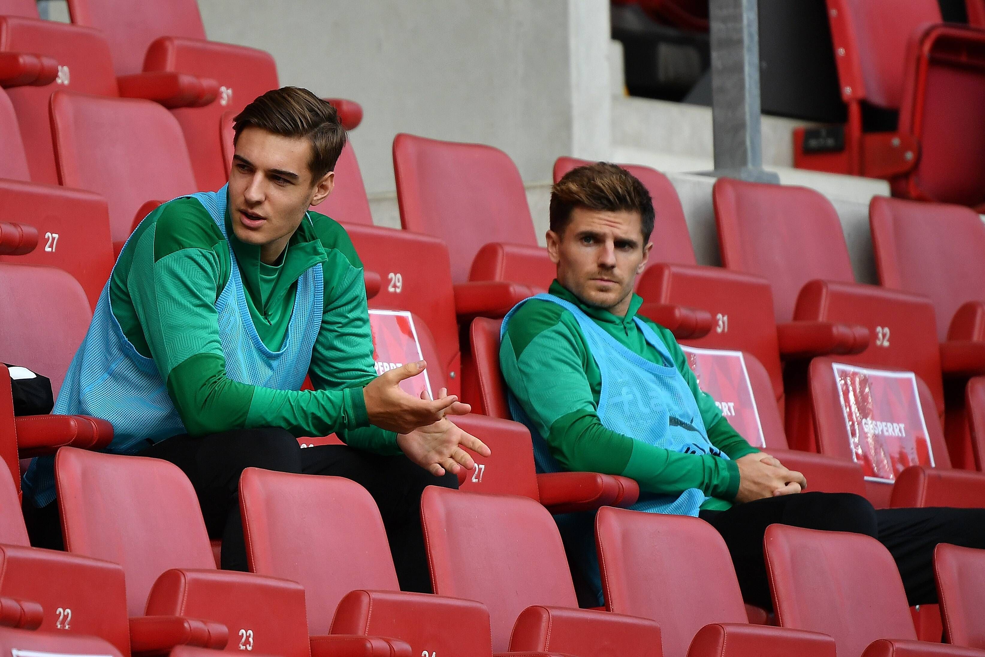 Gladbachs Florian Neuhaus und Teamkollge Jonas Hofmann sitzen bim Auswärtsspiel in Mainz am 24. Oktober 2020 auf der Tribüne.