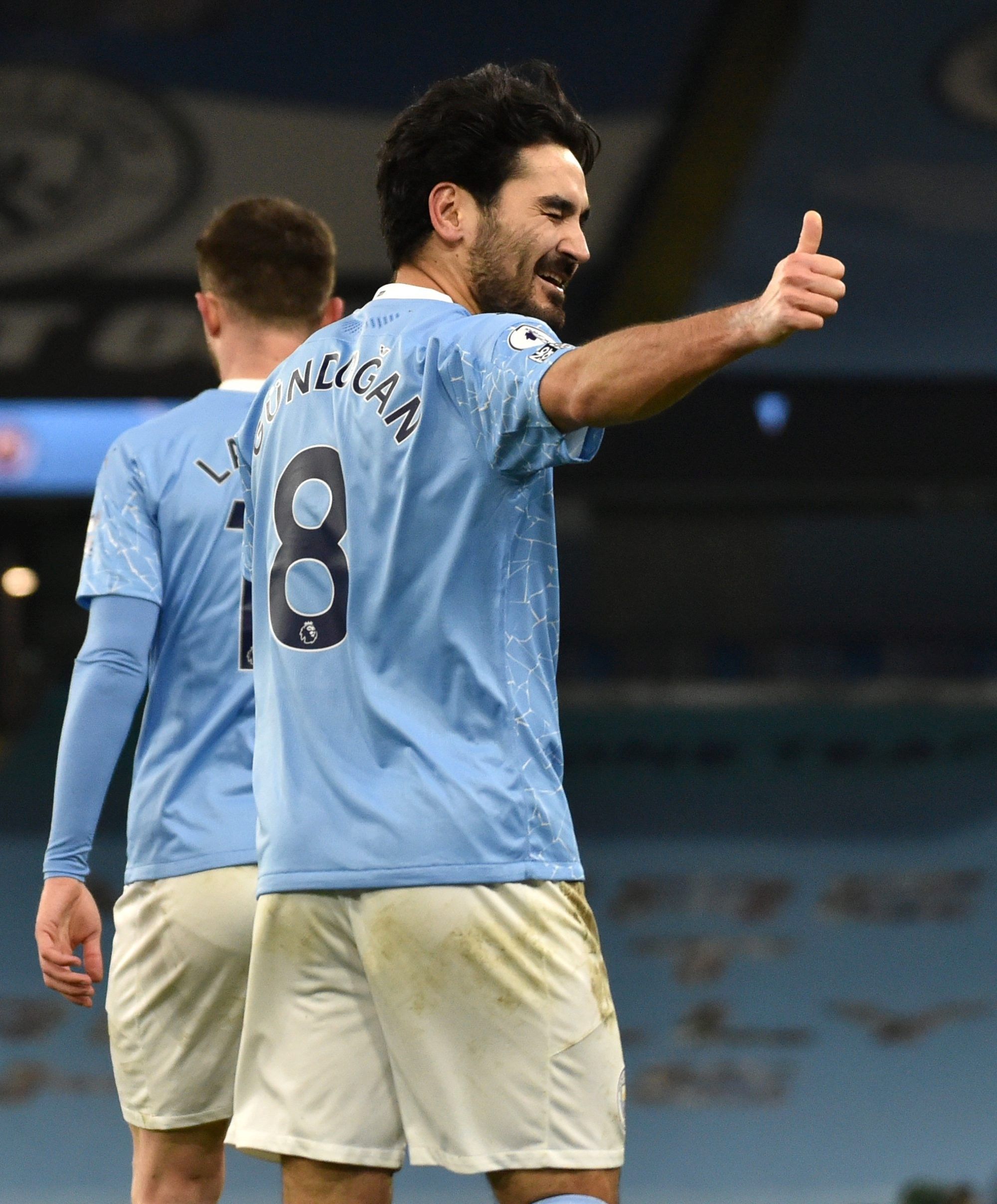 Ilkay Gündogan (l) aus Deutschland von Manchester City hält den Daumen hoch, nachdem er ein Tor gegen Tottenham Hotspur geschossen hat.