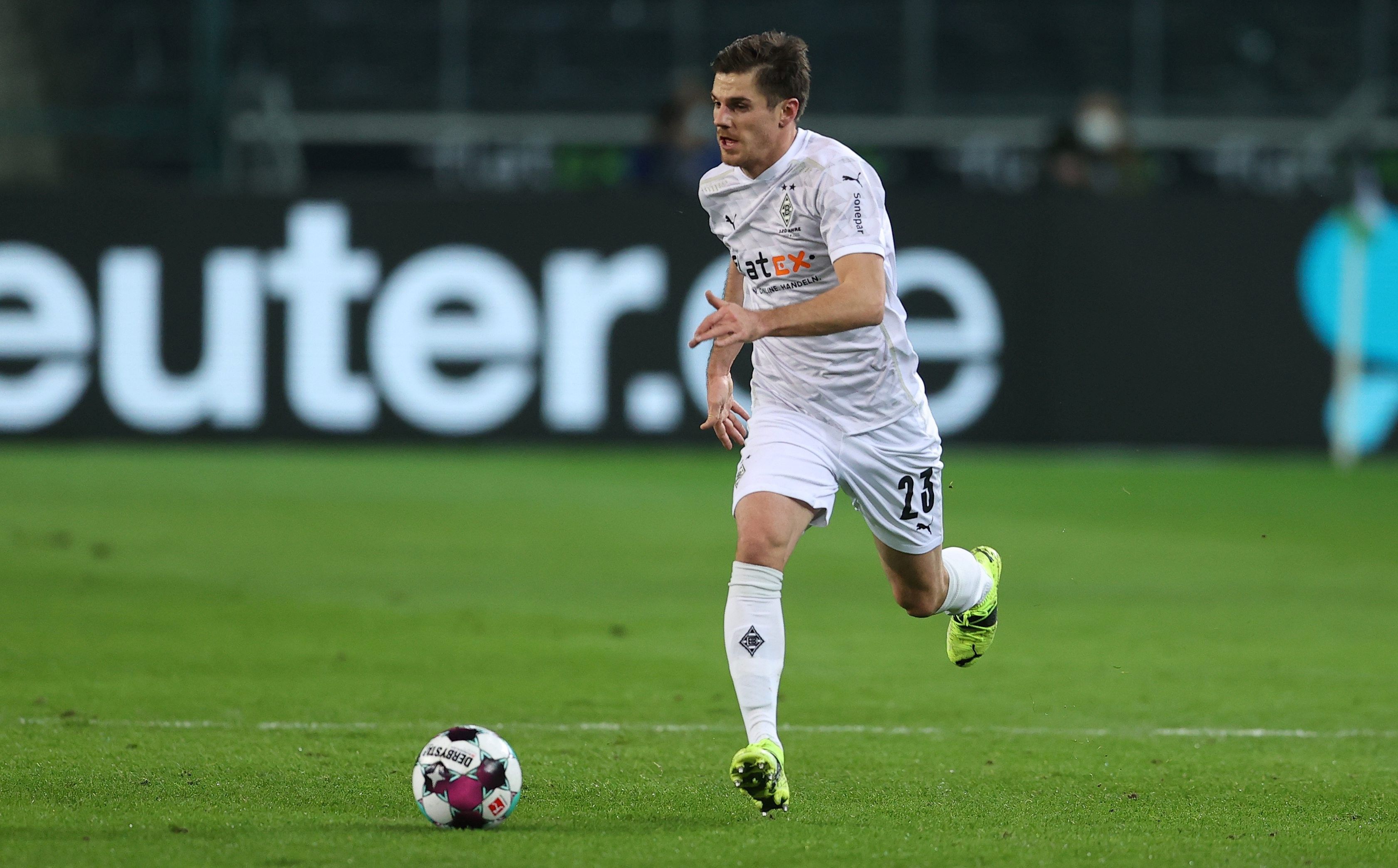 Jonas Hofmann von Moenchengladbach rennt mit dem Ball während des Bundesliga-Spiels zwischen Borussia Moenchengladbach and Borussia Dortmund im Borussia-Park am 22. Januar 2021.