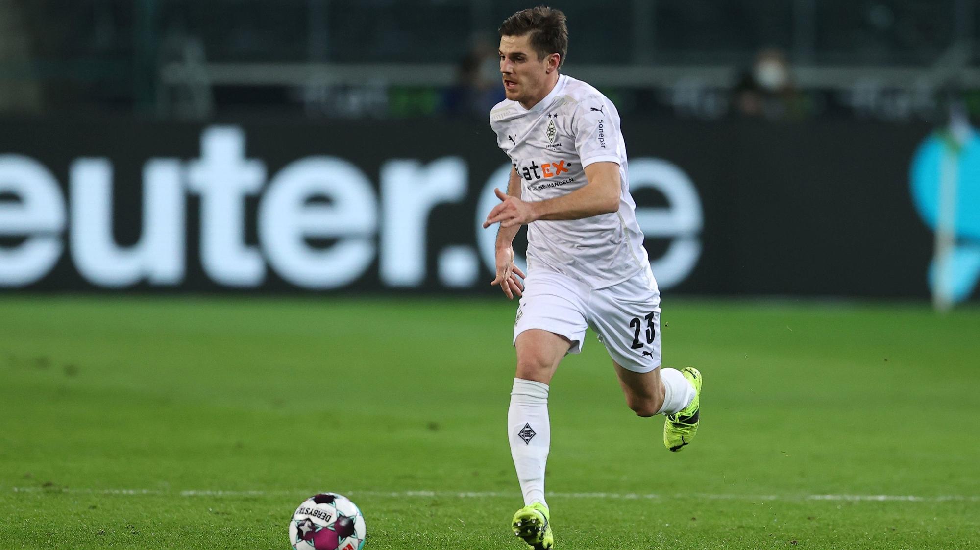 Jonas Hofmann von Moenchengladbach rennt mit dem Ball während des Bundesliga-Spiels zwischen Borussia Moenchengladbach and Borussia Dortmund im Borussia-Park am 22. Januar 2021.