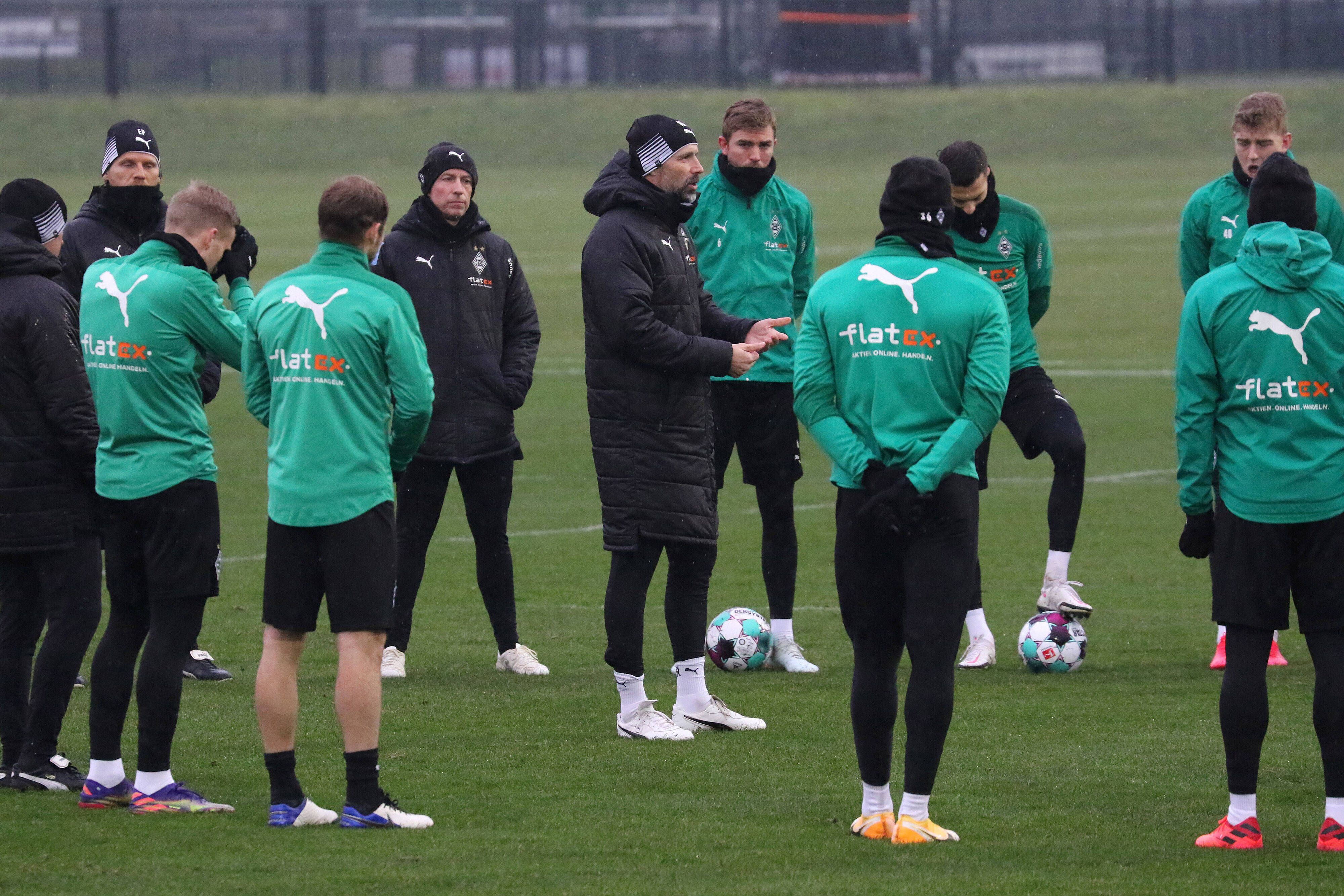 Ein Teil des Gladbacher Kaders, in der Mitte Trainer Marco Rose, beim Training am 05. Januar 2021.