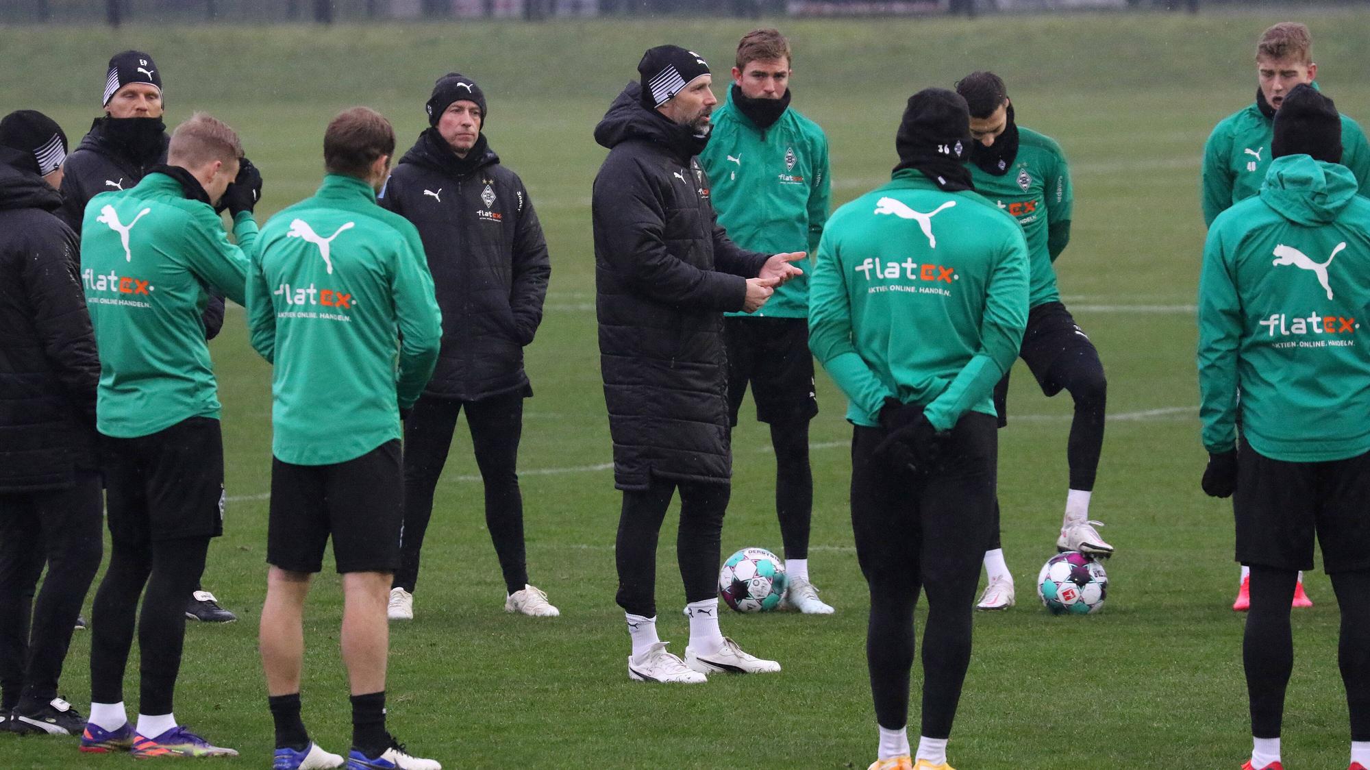 Ein Teil des Gladbacher Kaders, in der Mitte Trainer Marco Rose, beim Training am 05. Januar 2021.