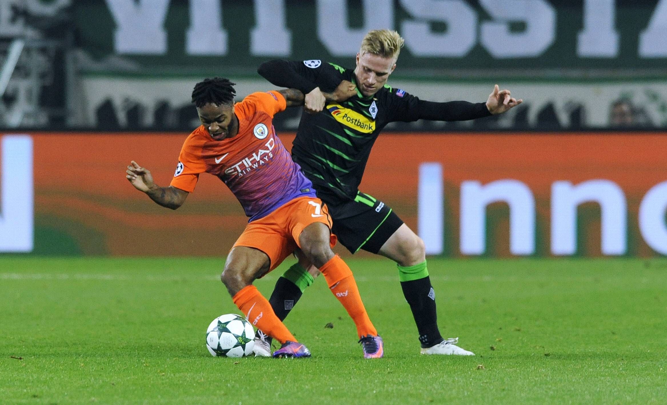 Gladbachs Oskar Wendt (r.) und Man Citys Raheem Sterlin (l.) im Champions-League-Gruppenspiel am 23. Januar 2016.