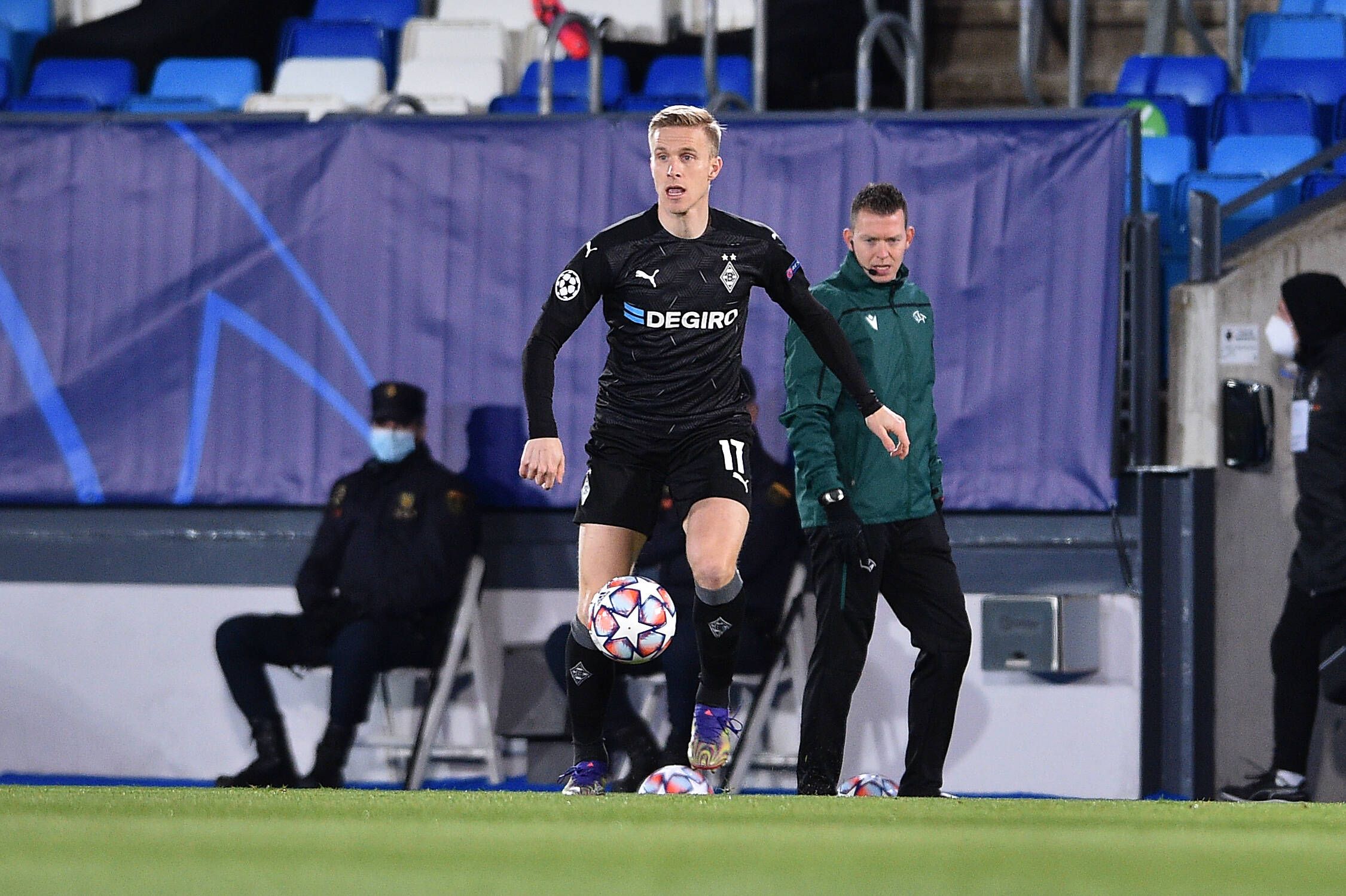 Gladbachs Linksverteidiger Oscar Wendt, hier zu sehen am 9. Dezember 2020 im Champions-League-Spiel gegen Real Madrid, schaut auf den Platz, derweil kontrolliert er den Ball.
