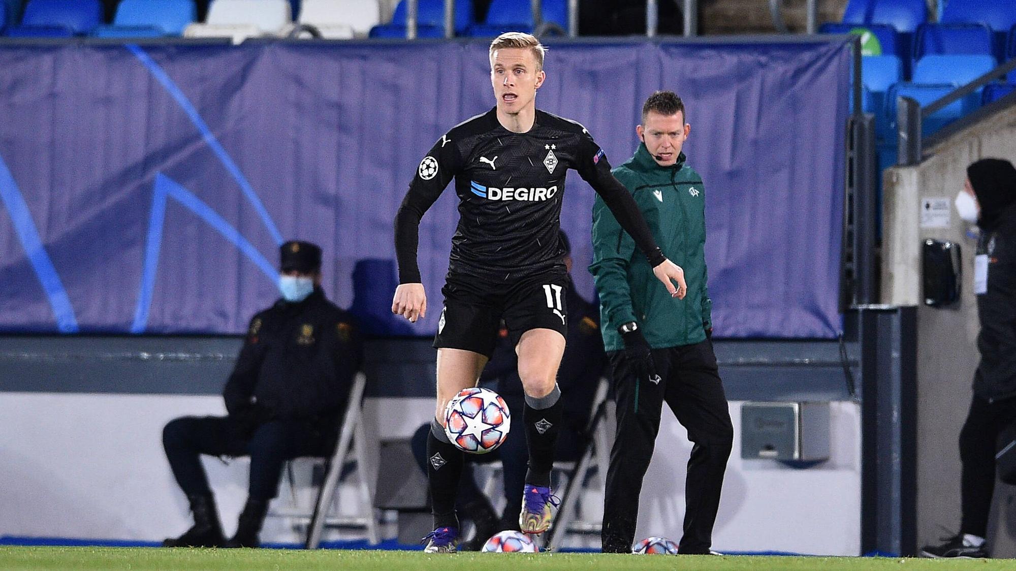 Gladbachs Linksverteidiger Oscar Wendt, hier zu sehen am 9. Dezember 2020 im Champions-League-Spiel gegen Real Madrid, schaut auf den Platz, derweil kontrolliert er den Ball.