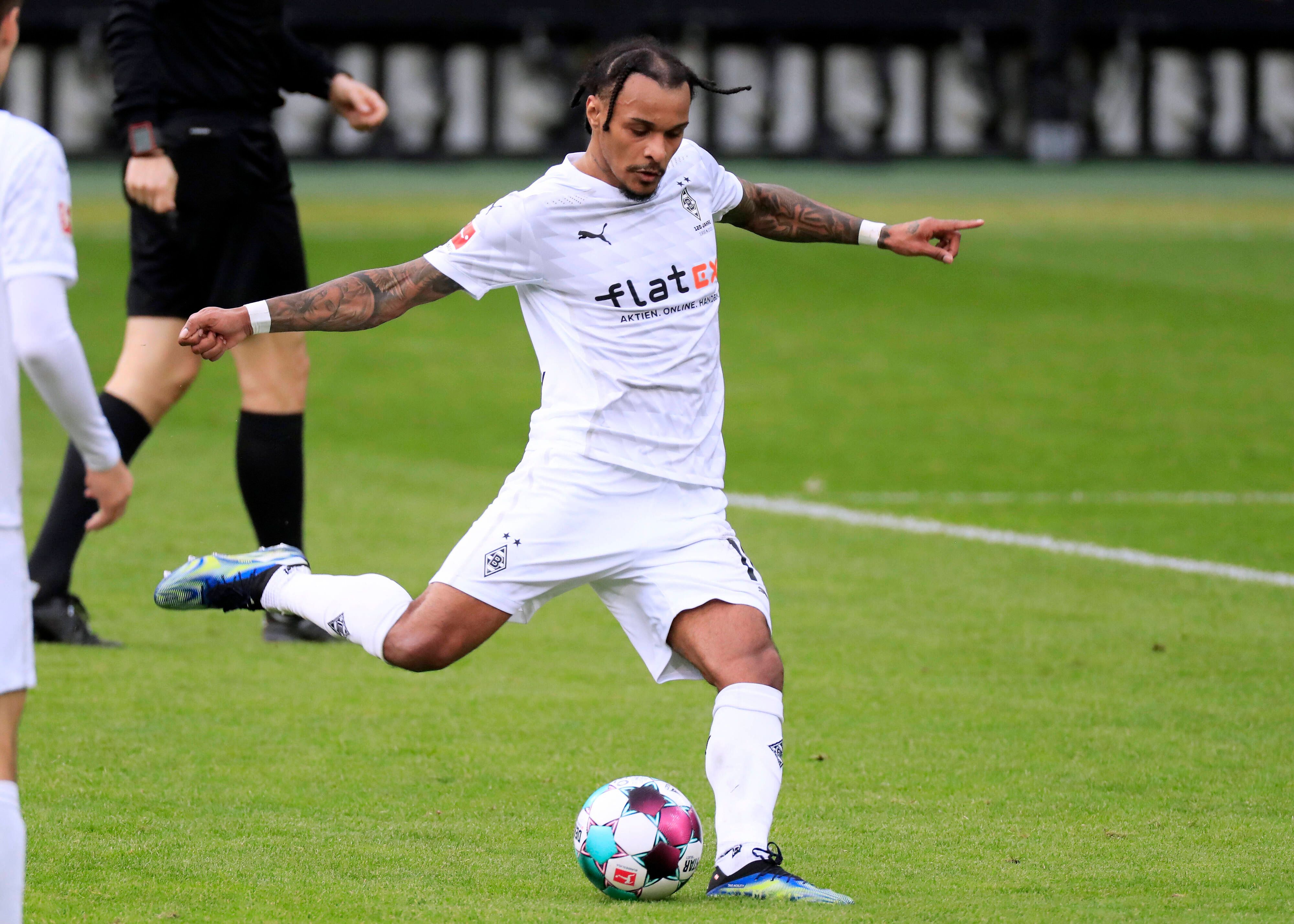Gladbachs Valentino Lazaro beim Schuss im Bundesliga-Heimspiel gegen Mainz 05 am 20. Februar 2021.