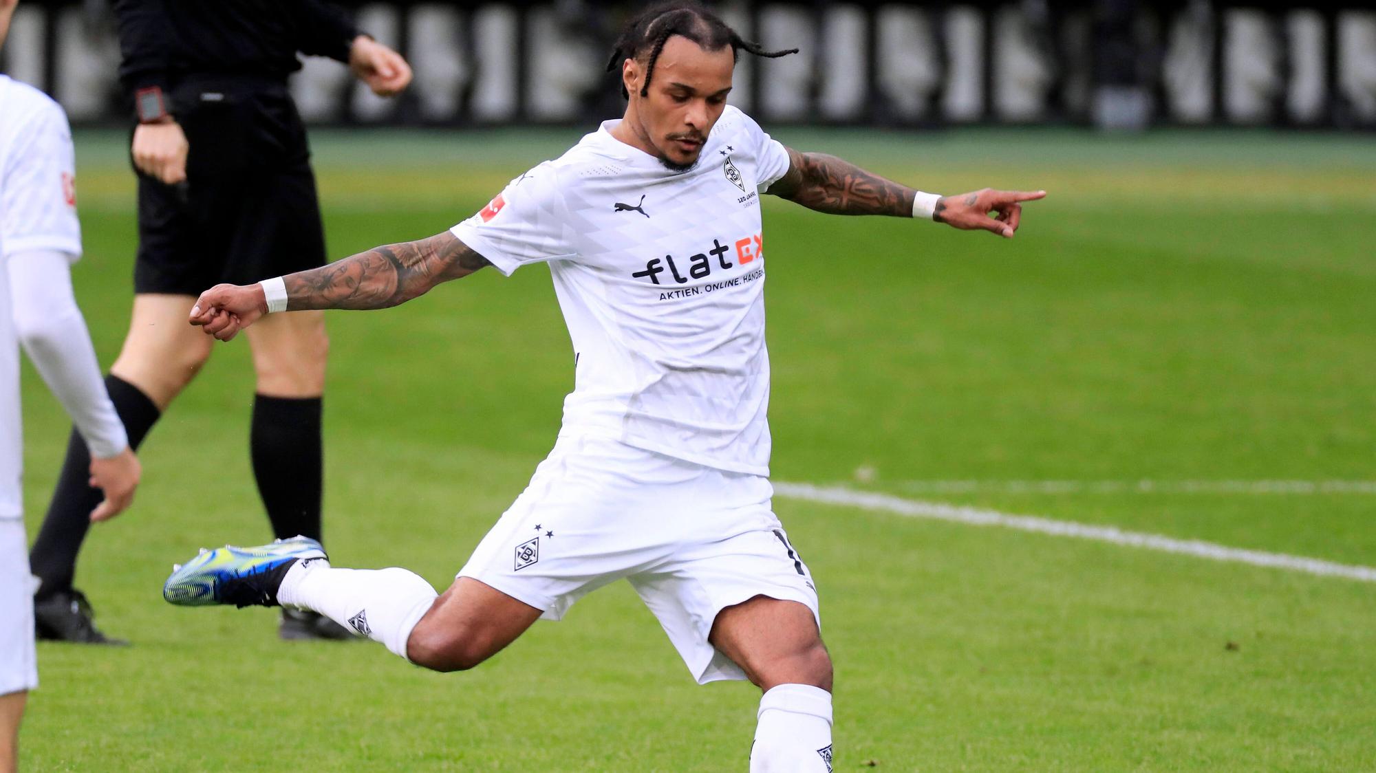 Gladbachs Valentino Lazaro beim Schuss im Bundesliga-Heimspiel gegen Mainz 05 am 20. Februar 2021.