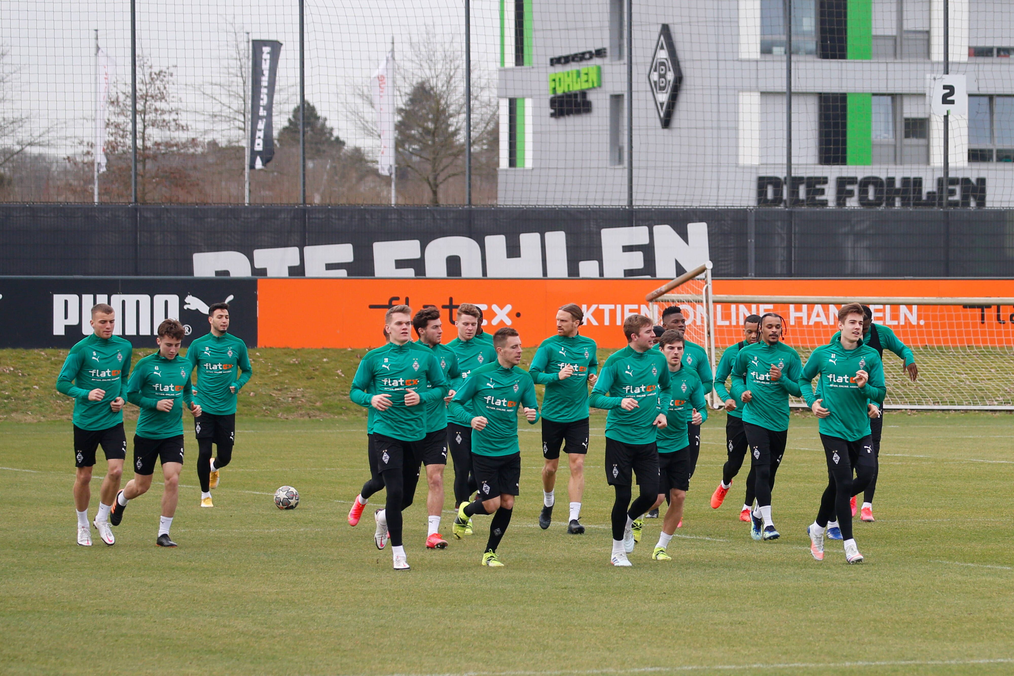 Die Gladbacher beim Warmlaufen für das Abschlusstraining am 23. Februar 2021 vor der Abreise nach Budapest für das Champions League-Spiel gegen Manchester City.