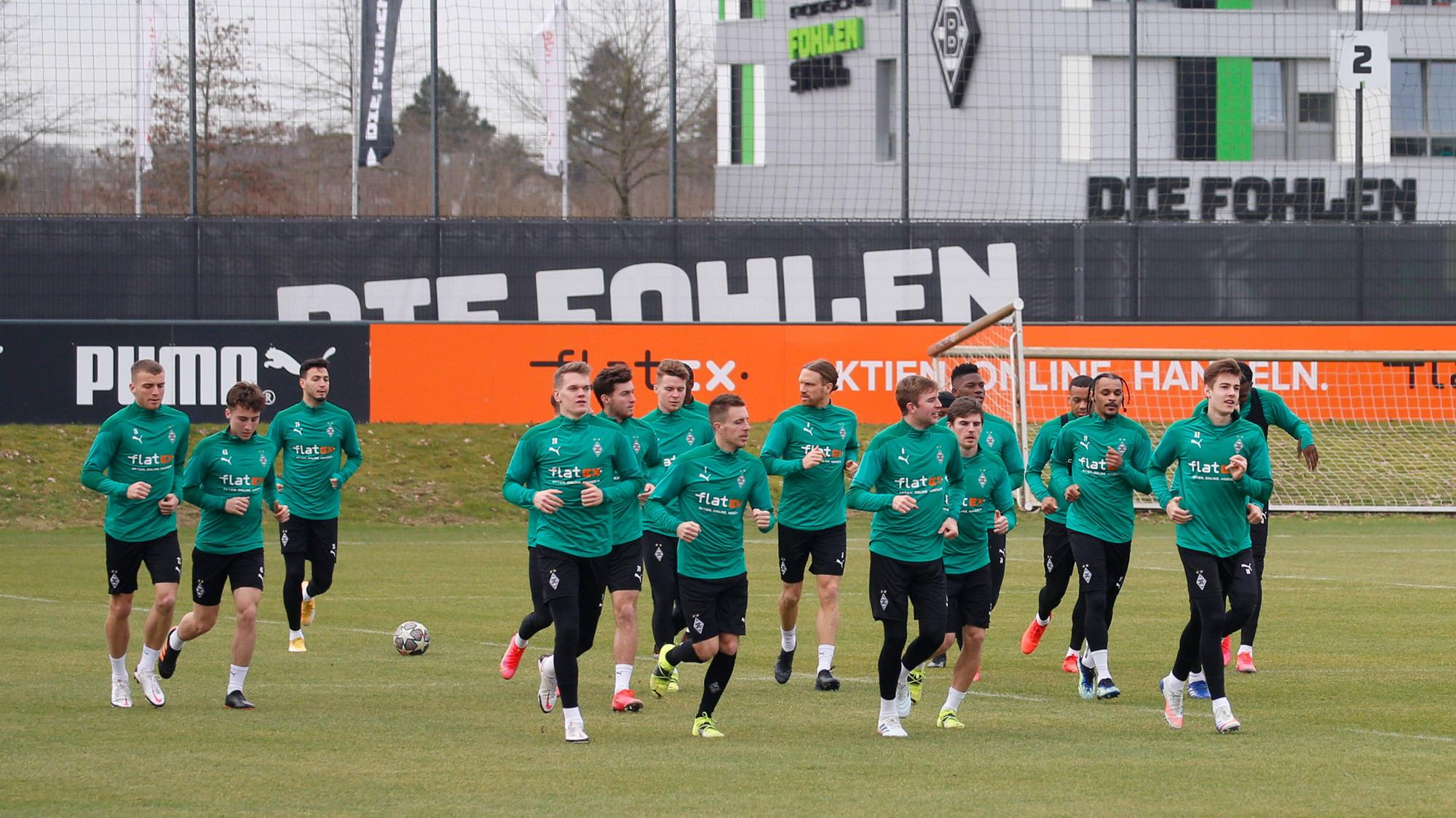 Die Gladbacher beim Warmlaufen für das Abschlusstraining am 23. Februar 2021 vor der Abreise nach Budapest für das Champions League-Spiel gegen Manchester City.
