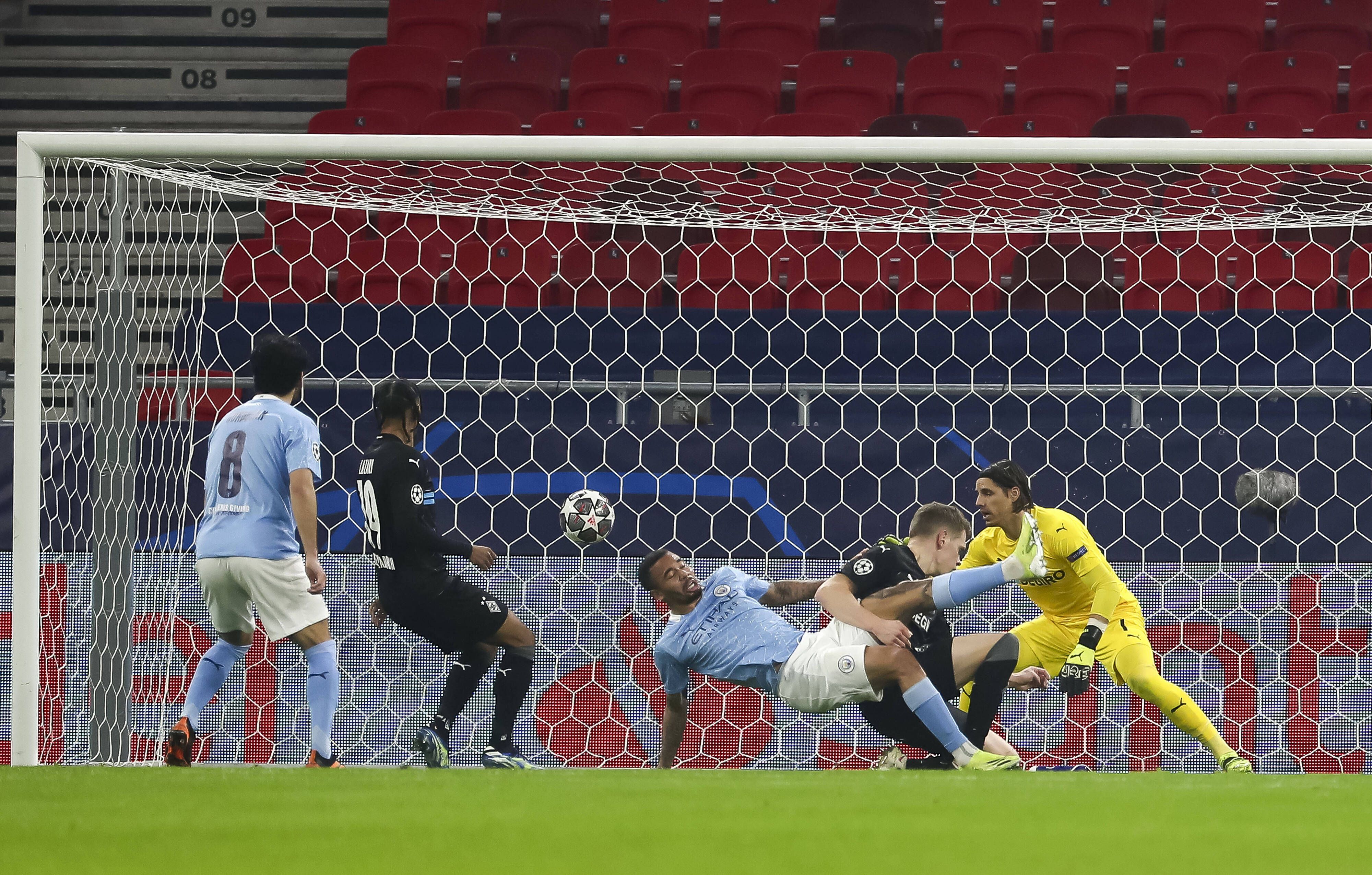 Gabriel Jesus (M., Manchester City) erzielt das Tor zum 0:2 gegen Matthias Ginter