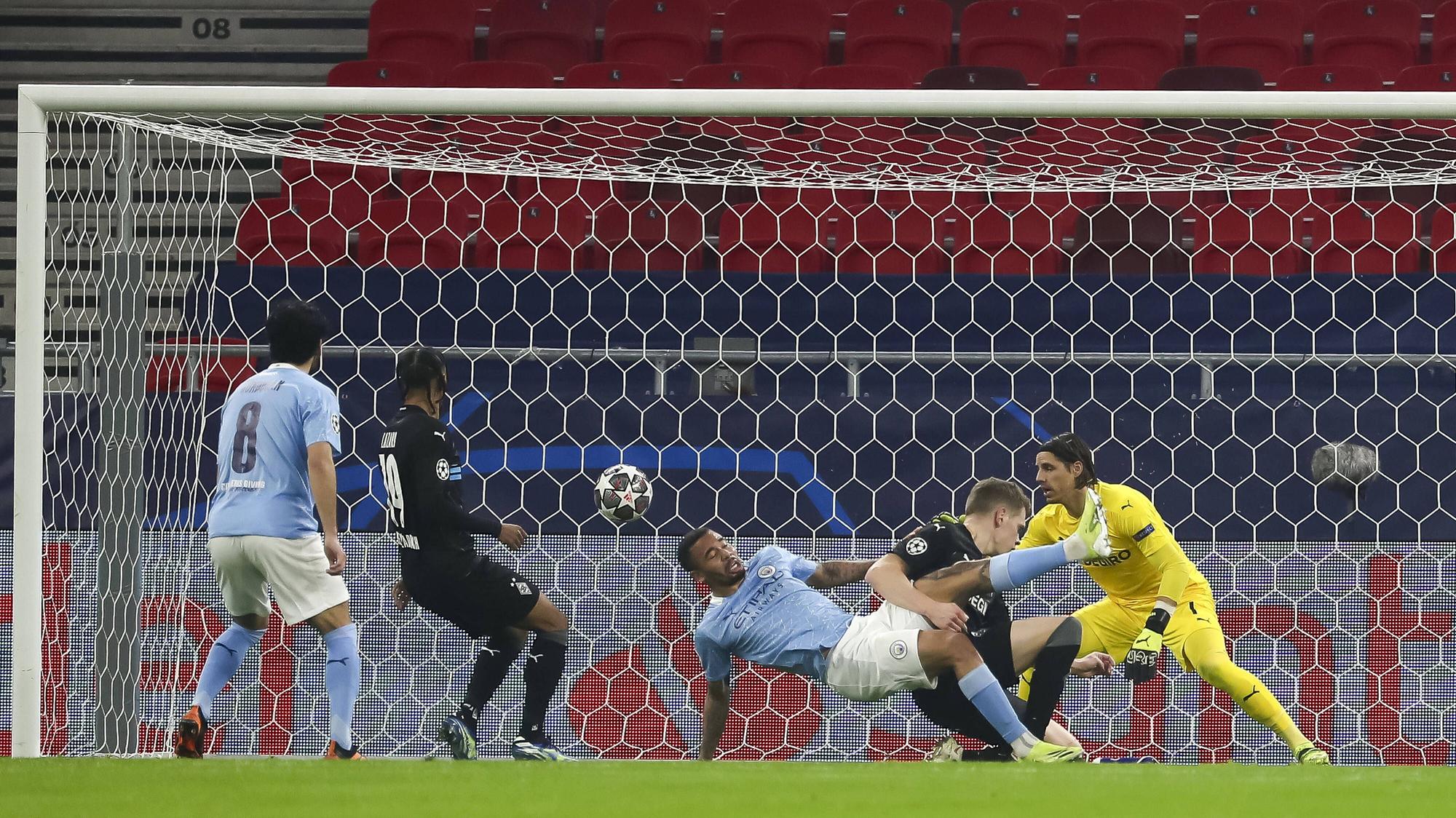 Gabriel Jesus (M., Manchester City) erzielt das Tor zum 0:2 gegen Matthias Ginter