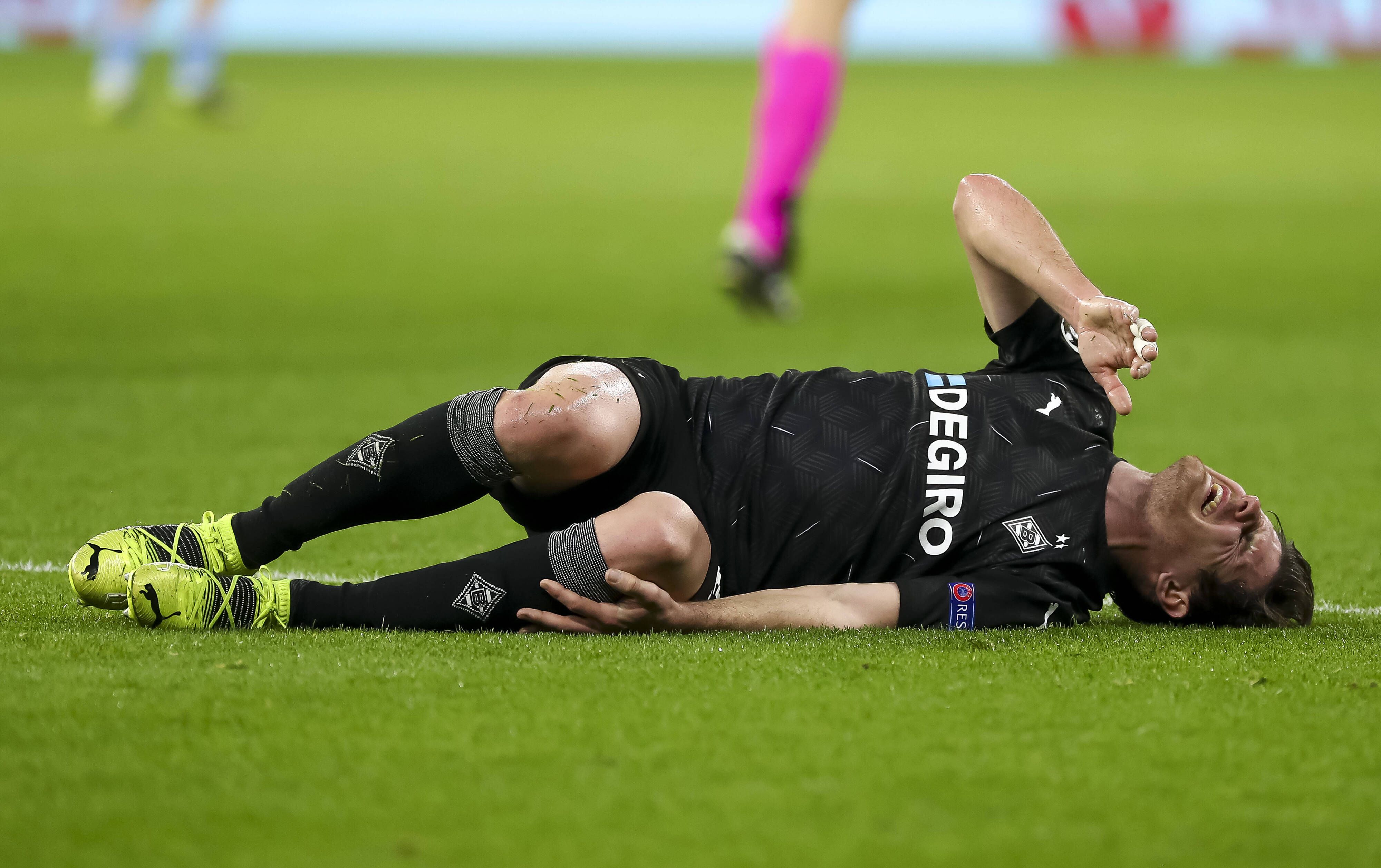 Gladbachs Jonas Hofmann, verletzt am Boden, beim Champions League Spiel der Gladbacher gegen Manchester City am 24. Februar 2021.