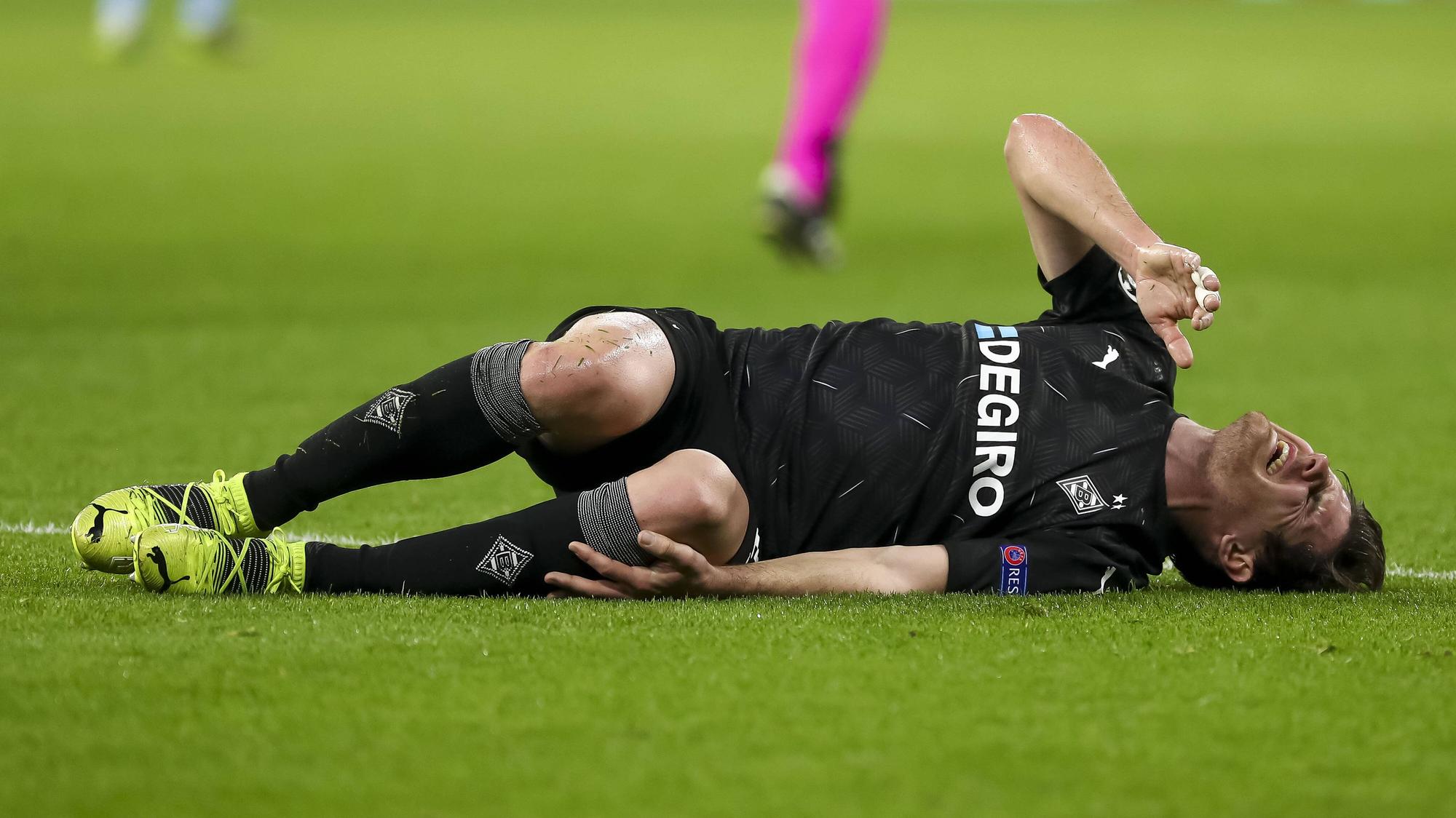 Gladbachs Jonas Hofmann, verletzt am Boden, beim Champions League Spiel der Gladbacher gegen Manchester City am 24. Februar 2021.