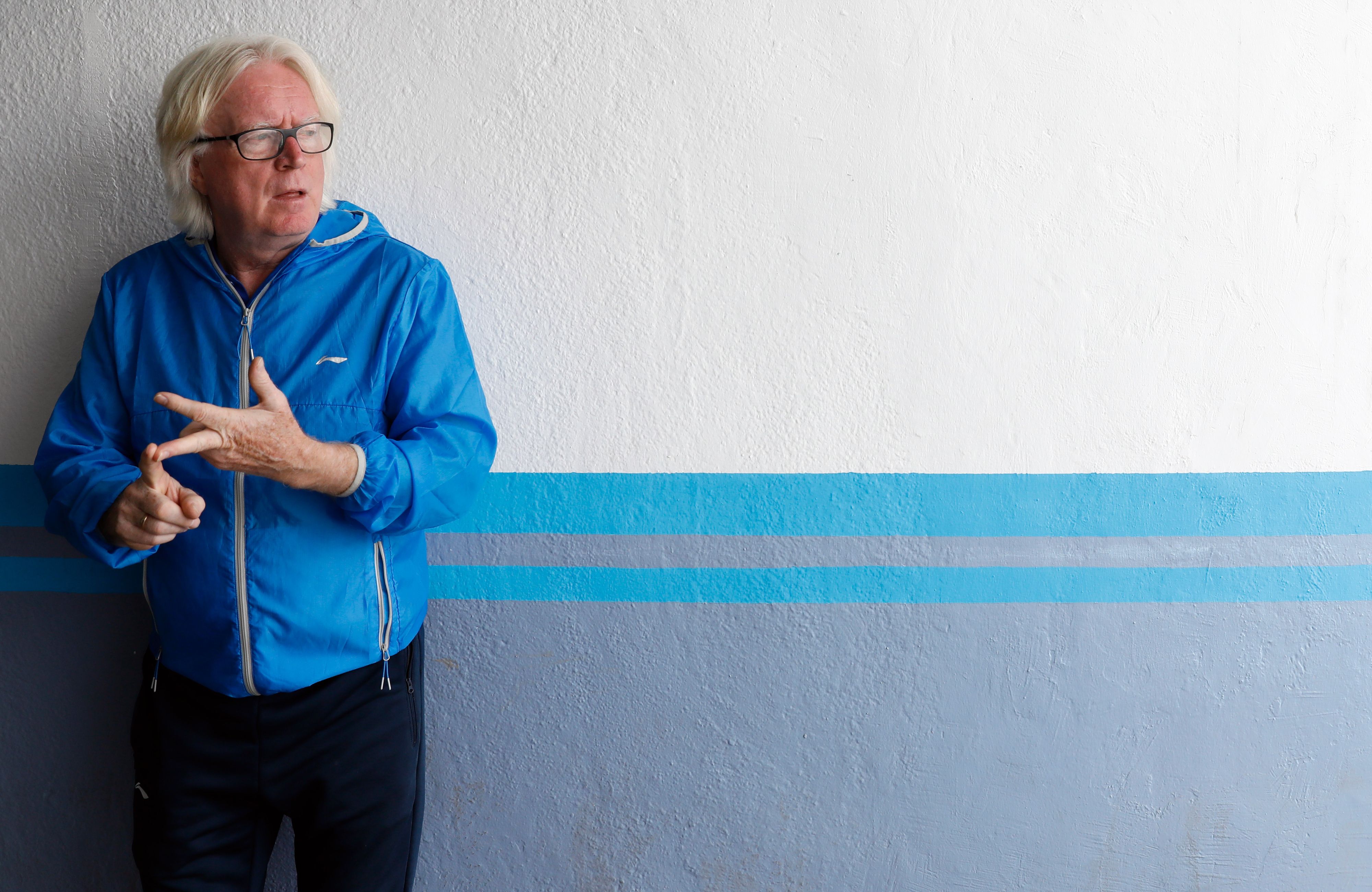Der deutsche Fußballtrainer Winfried Schäfer spricht nach dem Training seiner Mannschaft Esteghlal Teheran mit Medienvertretern.