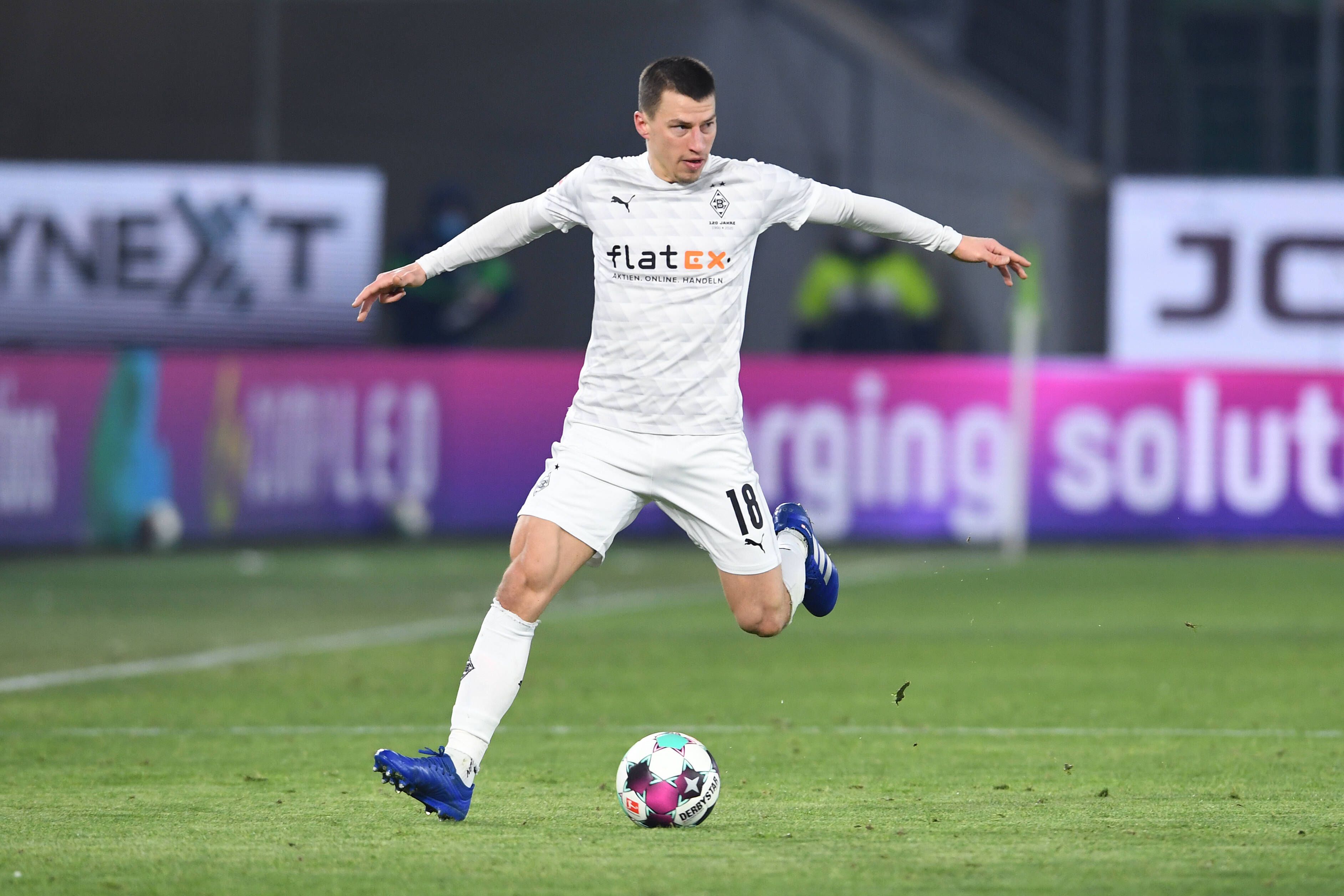 Gladbachs Verteidiger Stefan Lainer, hier im Bundesligaspiel der Gladbacher gegen Wolfsburg am 14. Februar 2021, muss gegen Leipzig verletzungsbedingt pausieren.