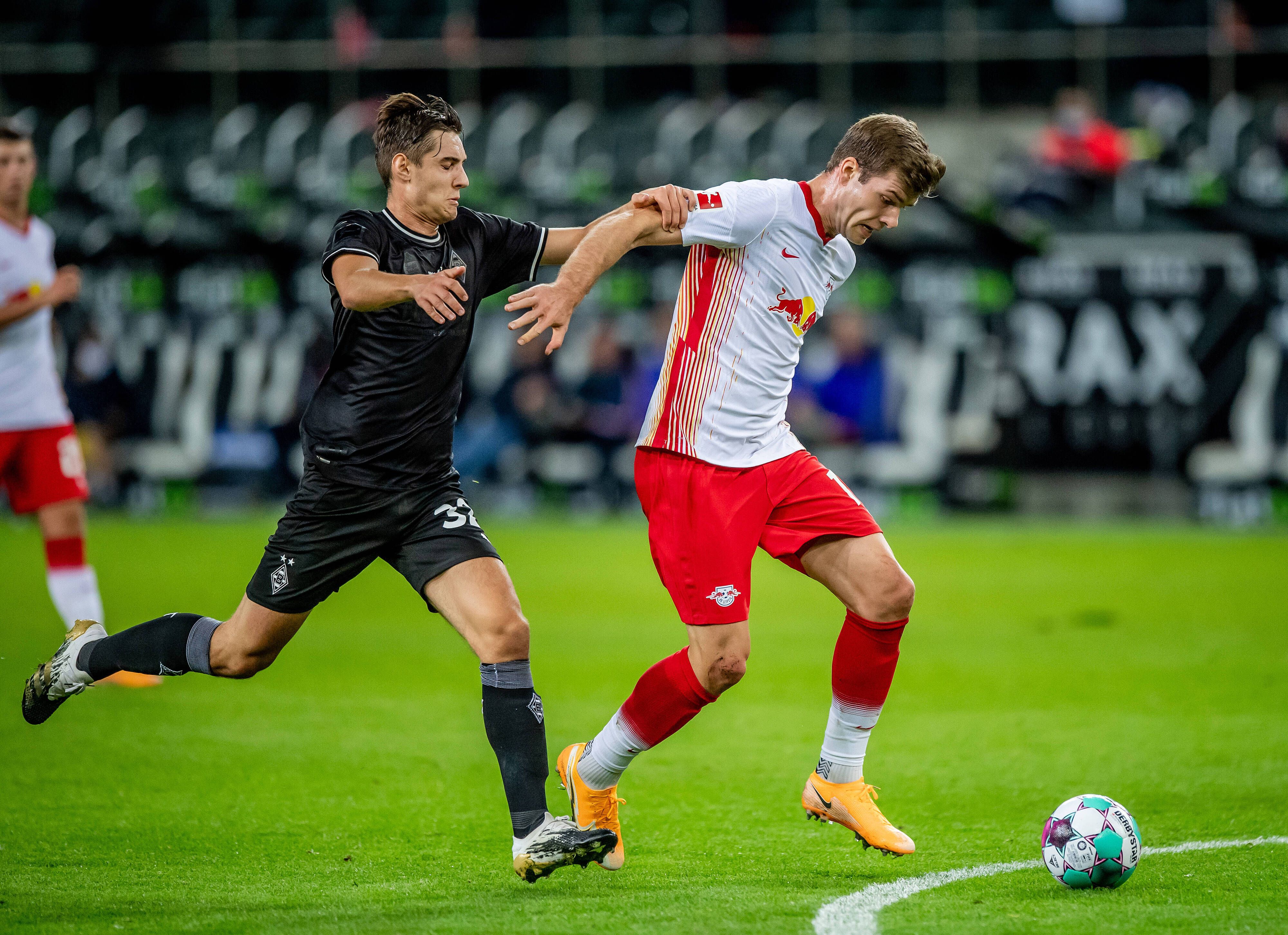 Gladbachs Florian Neuhaus (l.) und mit Alexander Soerloth (r.) von RB Leipzig im Zweikampf im Bundesligaspiel am 31. Oktober 2020.