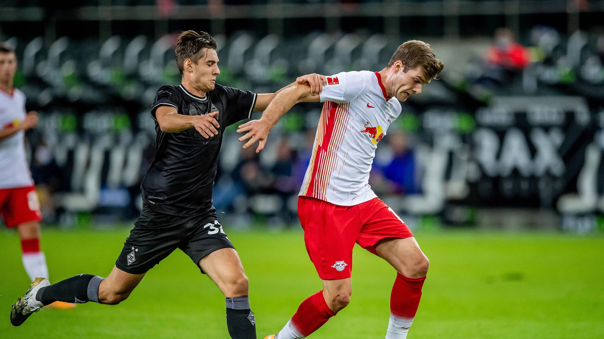 Gladbachs Florian Neuhaus (l.) und mit Alexander Soerloth (r.) von RB Leipzig im Zweikampf im Bundesligaspiel am 31. Oktober 2020.