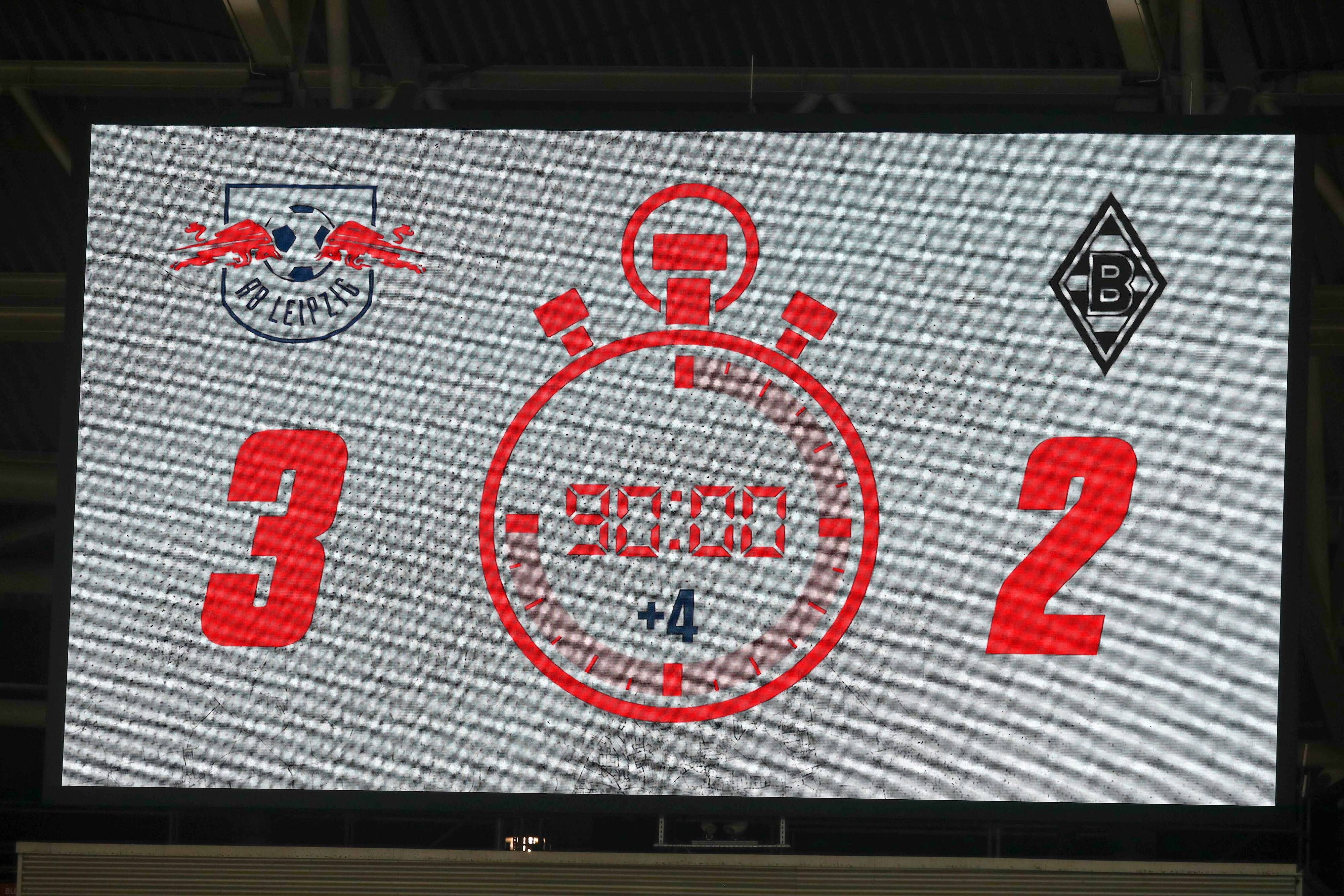 Die Anzeigetafel in der Redbull-Arena zeigt das bittere Ergebnis: Trotz einer 2:0-führung verliert Gladbach am Ende 3:2 bei RB Leipzig.