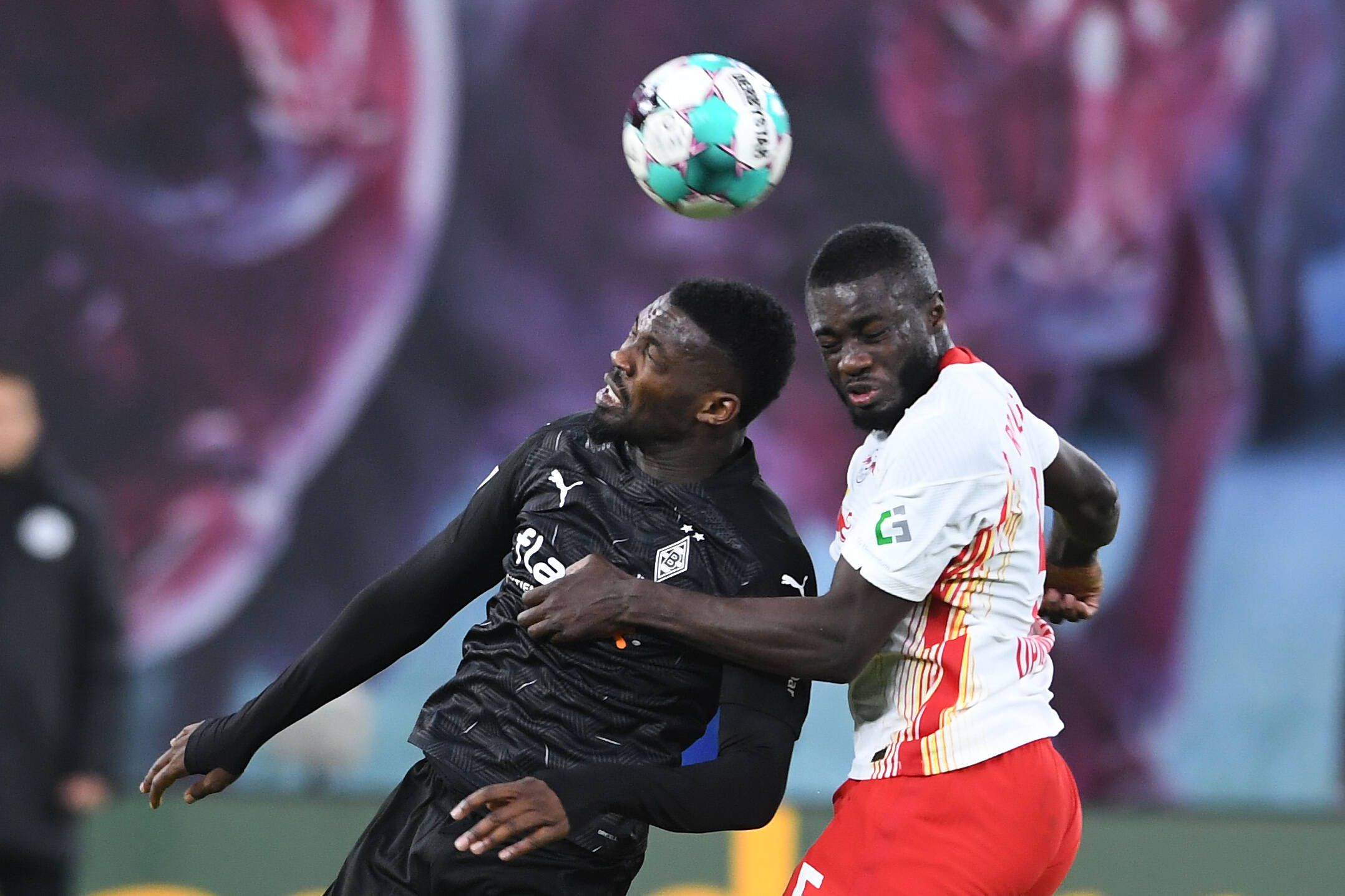 Gladbach-Stürmer Marcus Thuram (l.) im Kopfball-Duell mit Leipzig-Verteidiger Dayot Upamecano.
