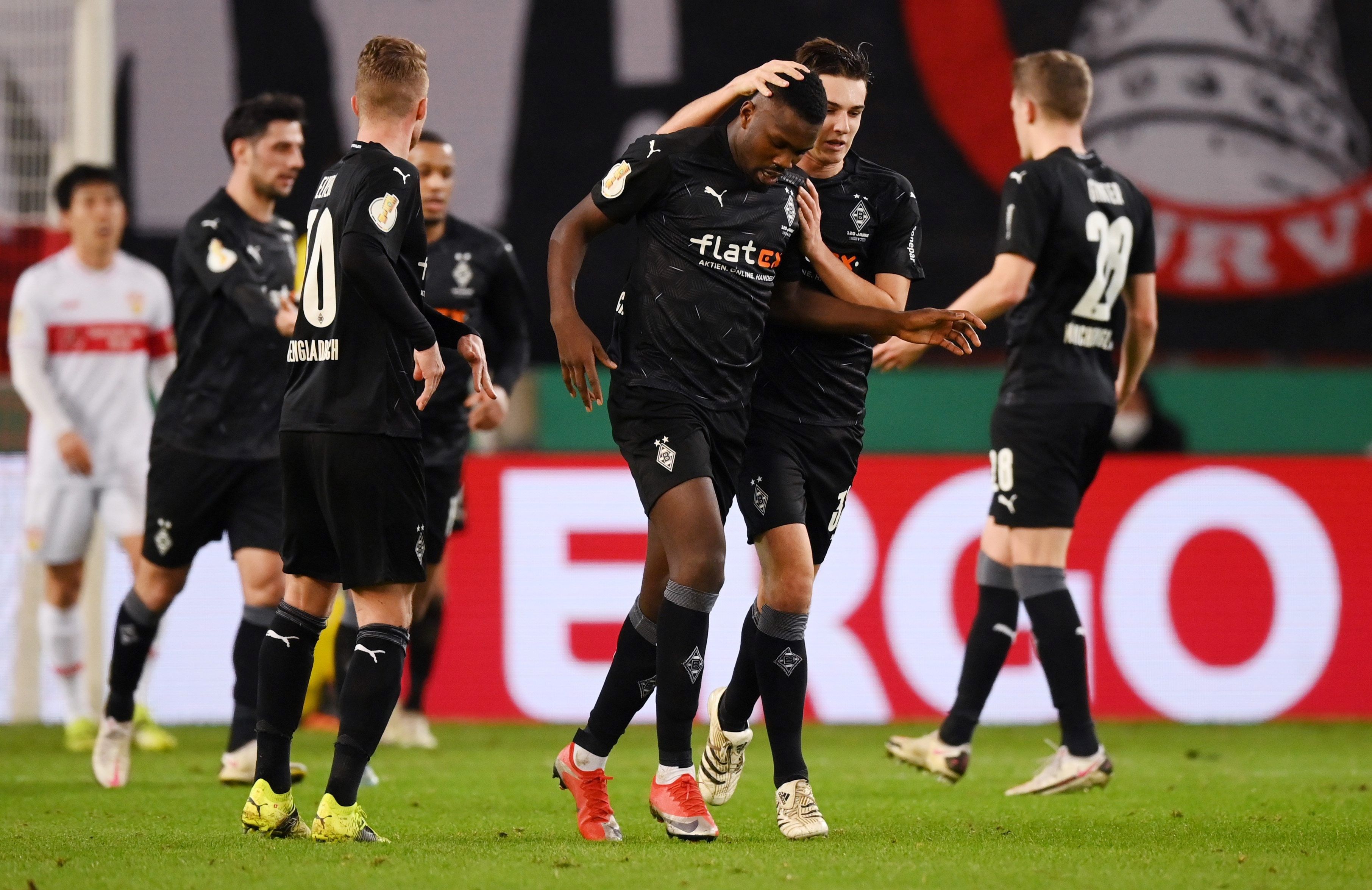 Der Treffer von Marcus Thuram (Mitte) in der Nachspielzeit der ersten Halbzeit leitete beim Achtelfinale des DFB-Pokals beim VfB Stuttgart die Wende ein.