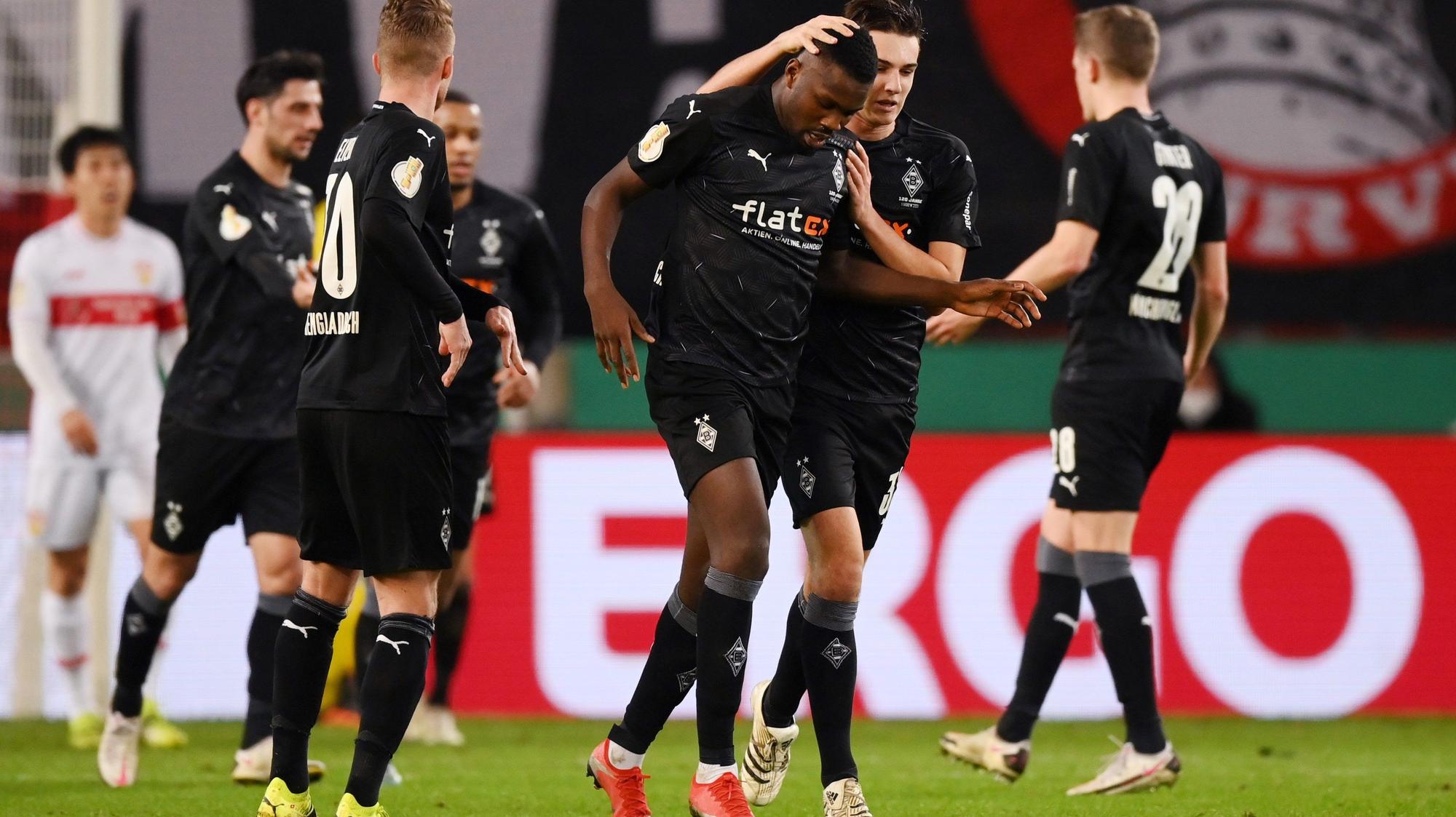 Der Treffer von Marcus Thuram (Mitte) in der Nachspielzeit der ersten Halbzeit leitete beim Achtelfinale des DFB-Pokals beim VfB Stuttgart die Wende ein.