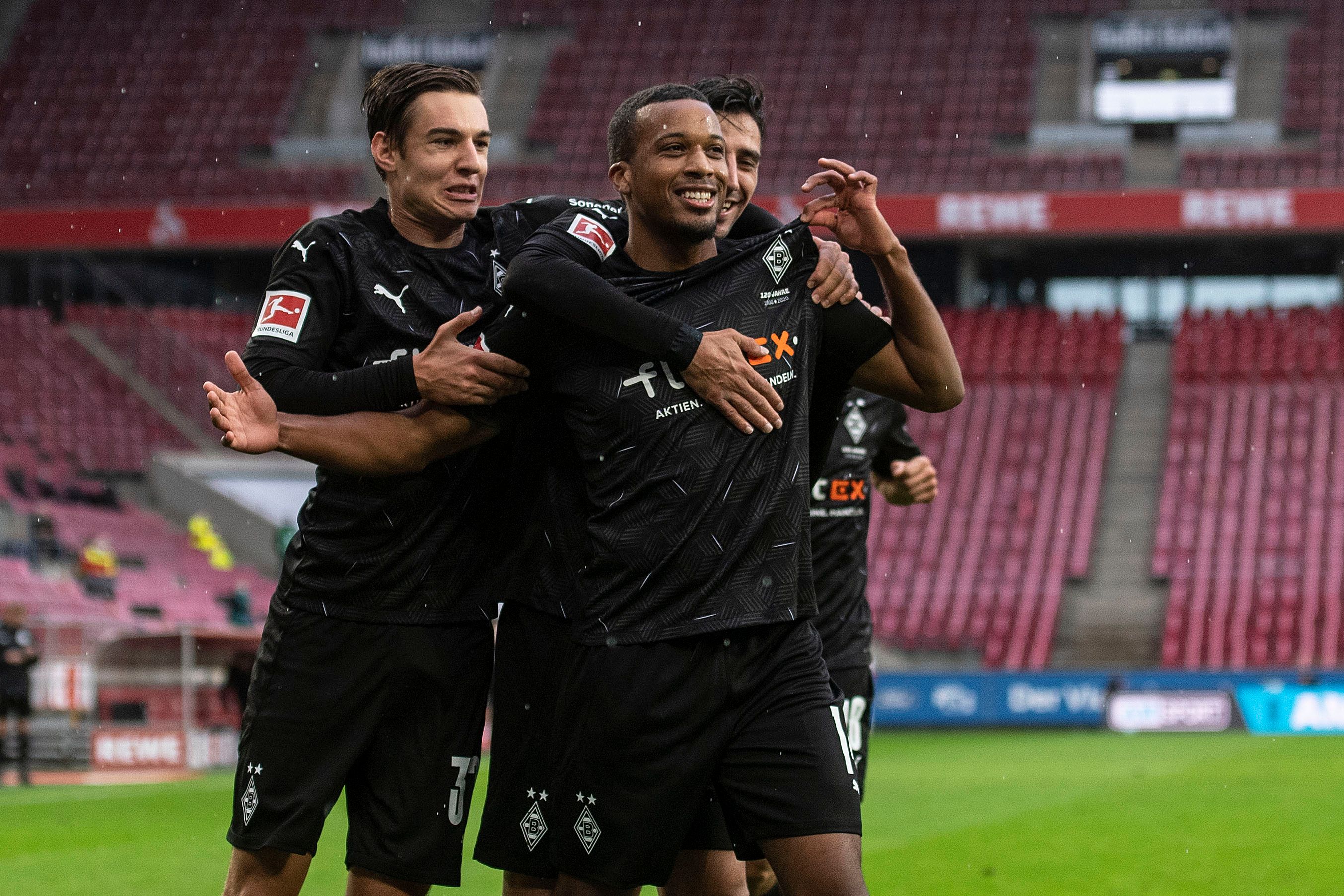 Gladbachs Florian Neuhaus (l.), Torschütze Alassane Plea (M.) und Lars Stindl (r.) bejubeln auf diesem Foto vom 03.10.2020 die Gladbacher Führung beim 1. FC Köln zum 1:0.