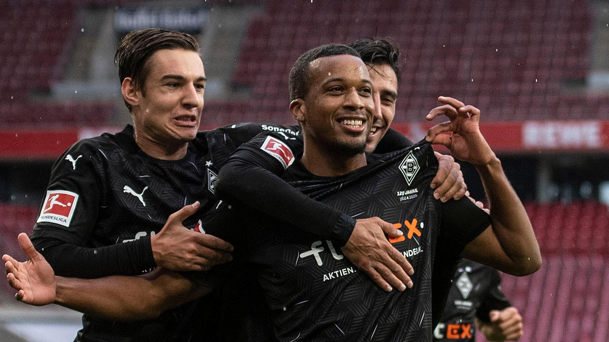 Gladbachs Florian Neuhaus (l.), Torschütze Alassane Plea (M.) und Lars Stindl (r.) bejubeln auf diesem Foto vom 03.10.2020 die Gladbacher Führung beim 1. FC Köln zum 1:0.
