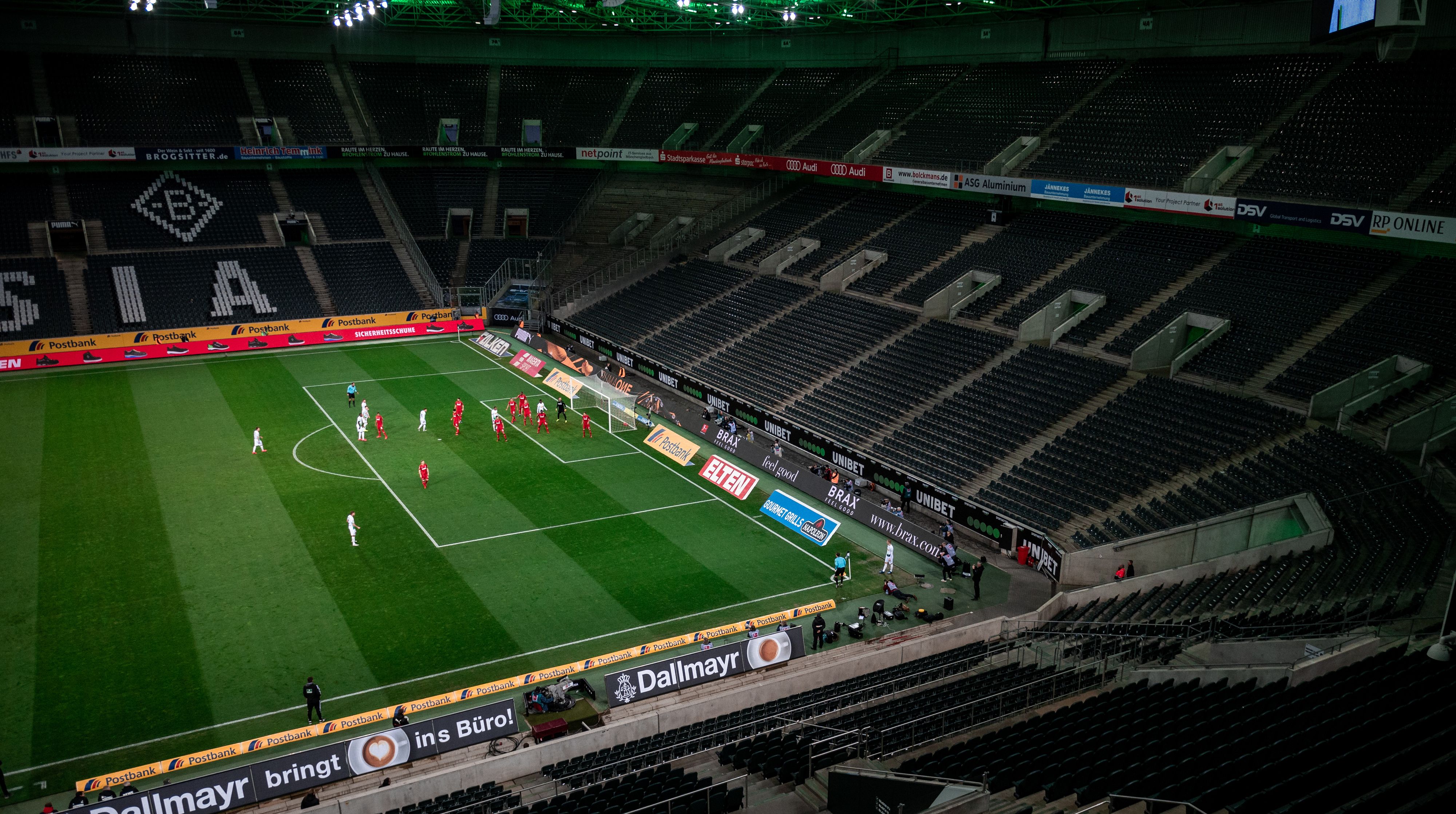 Beim letzten Geisterderby im Borussia-Park zwischen Gladbach und Köln am 11. März 2020 haben die Fohlen mit 2:1 gewinnen können. In dieser Szene verteidigen die Kölner einen Eckstoß der Gastgeber.