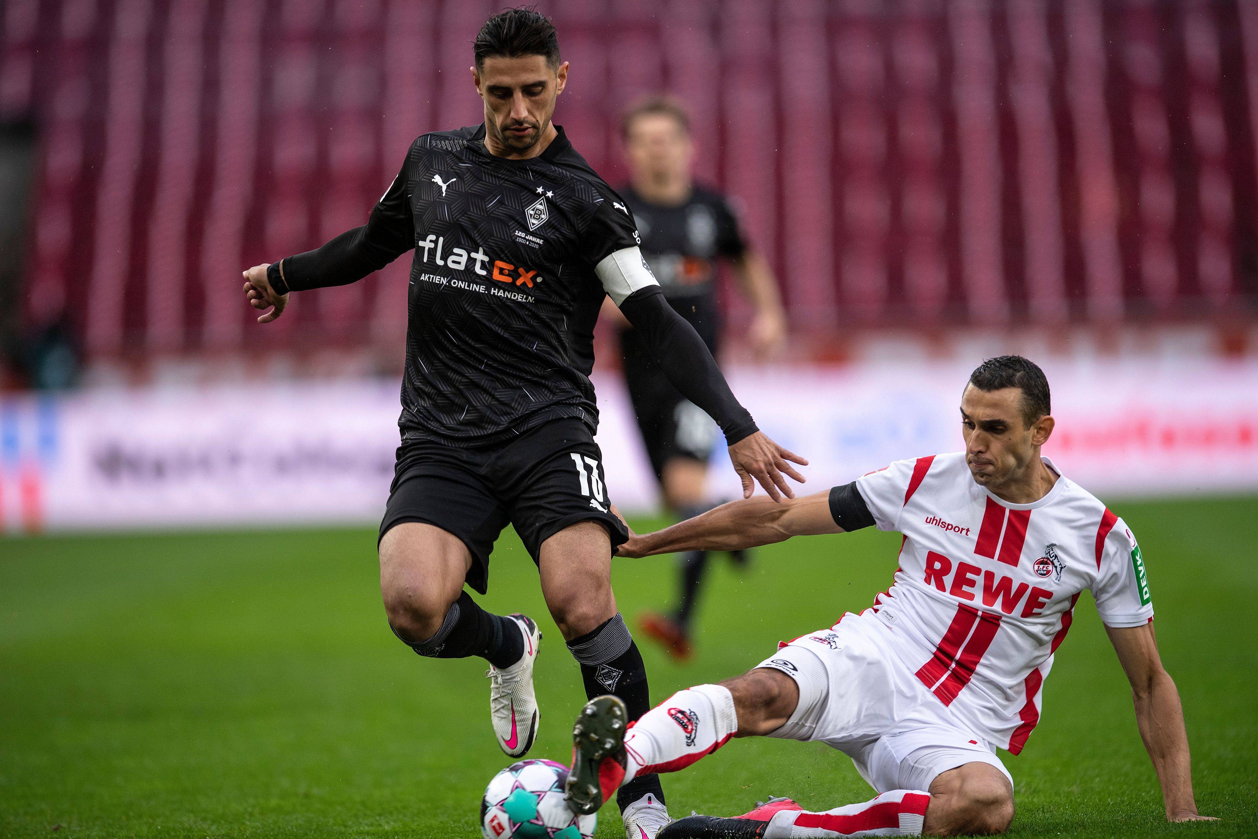 Gladbachs Kapitän Lars Stindl (l.) im Duell mit Kölns Ellyes Skhiri (r.) im Hinspiel im Müngersdorfer Stadion am 3. Oktober 2020.