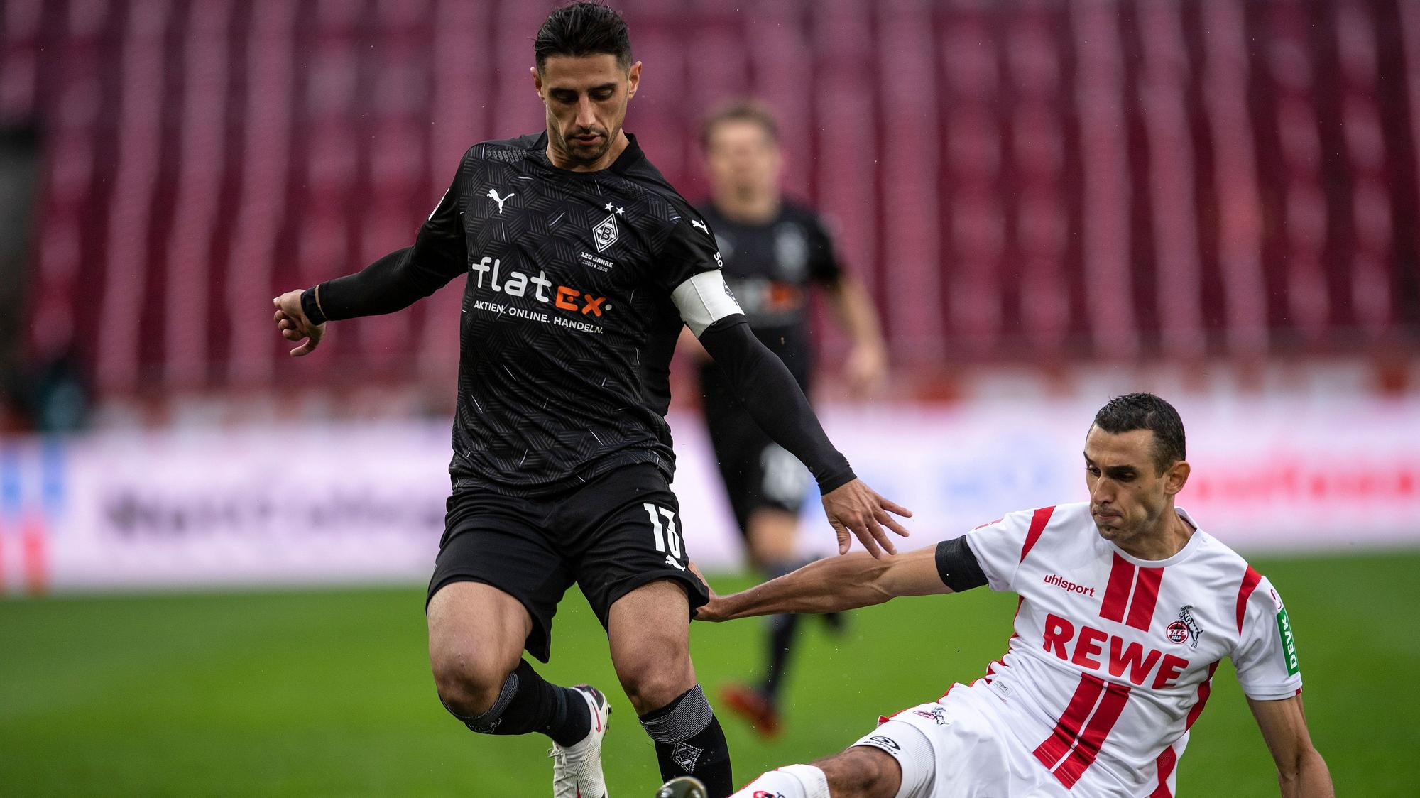 Gladbachs Kapitän Lars Stindl (l.) im Duell mit Kölns Ellyes Skhiri (r.) im Hinspiel im Müngersdorfer Stadion am 3. Oktober 2020.