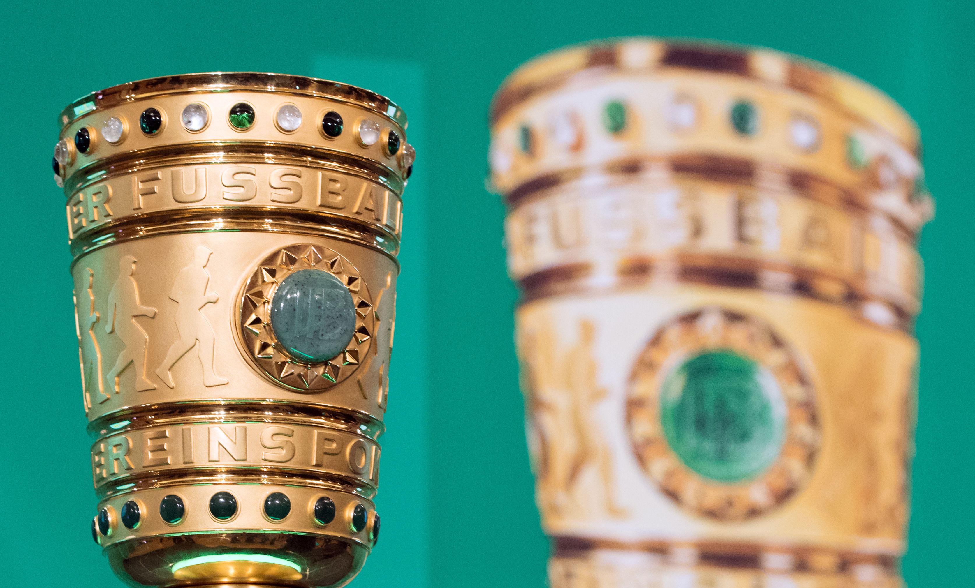 Der DFB-Pokal steht während der traditionellen Übergabe des DFB-Pokals auf einem Podest am 5.5.2017.