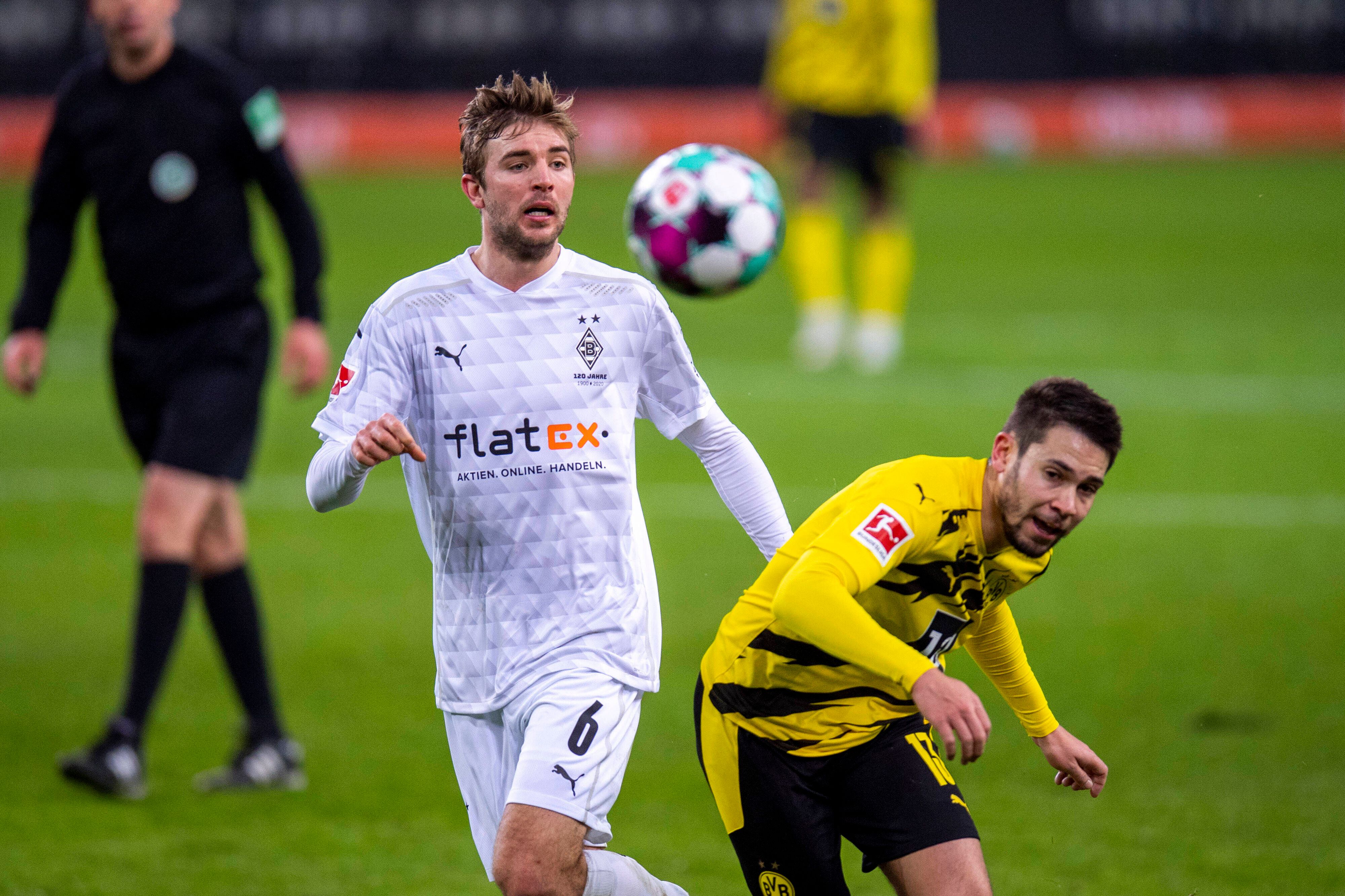Gladbachs Christoph Kramer (l.) und Dortmunds Raphael Guerreiro (r.) kämpfen am 22.01.2021 im Borussia Park um den Ball.