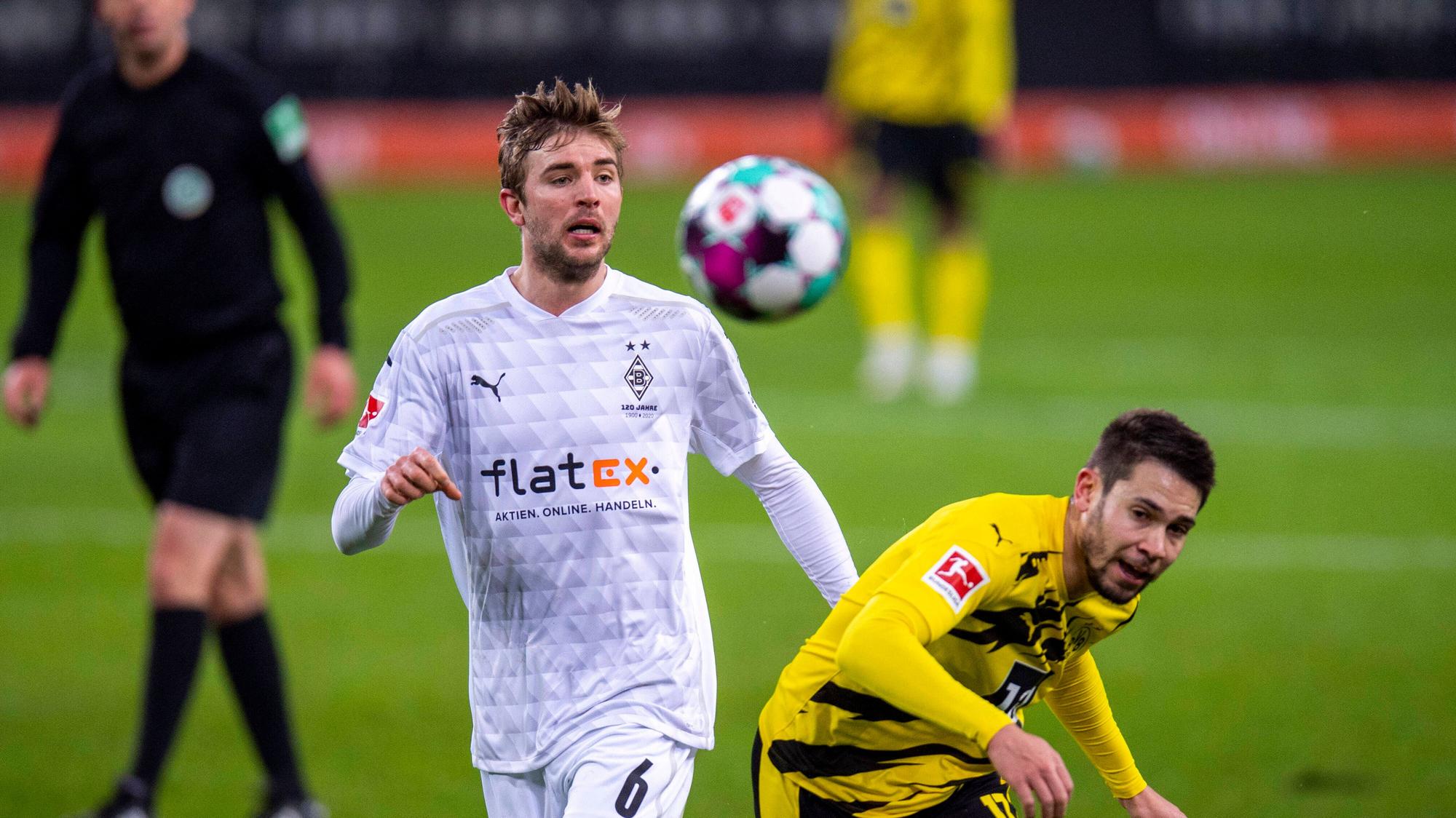 Gladbachs Christoph Kramer (l.) und Dortmunds Raphael Guerreiro (r.) kämpfen am 22.01.2021 im Borussia Park um den Ball.