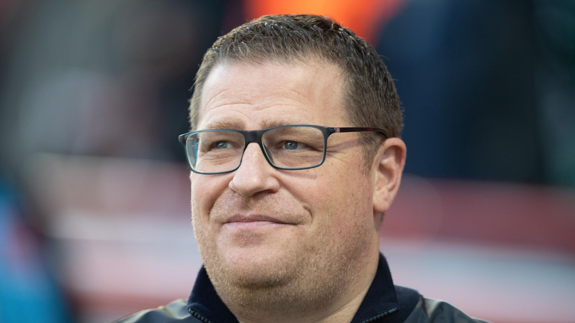 Gladbach-Manager Max Eberl, hier zu sehen am 23. November 2019, blickt im Stadion von Union Berlin auf das Spielfeld.