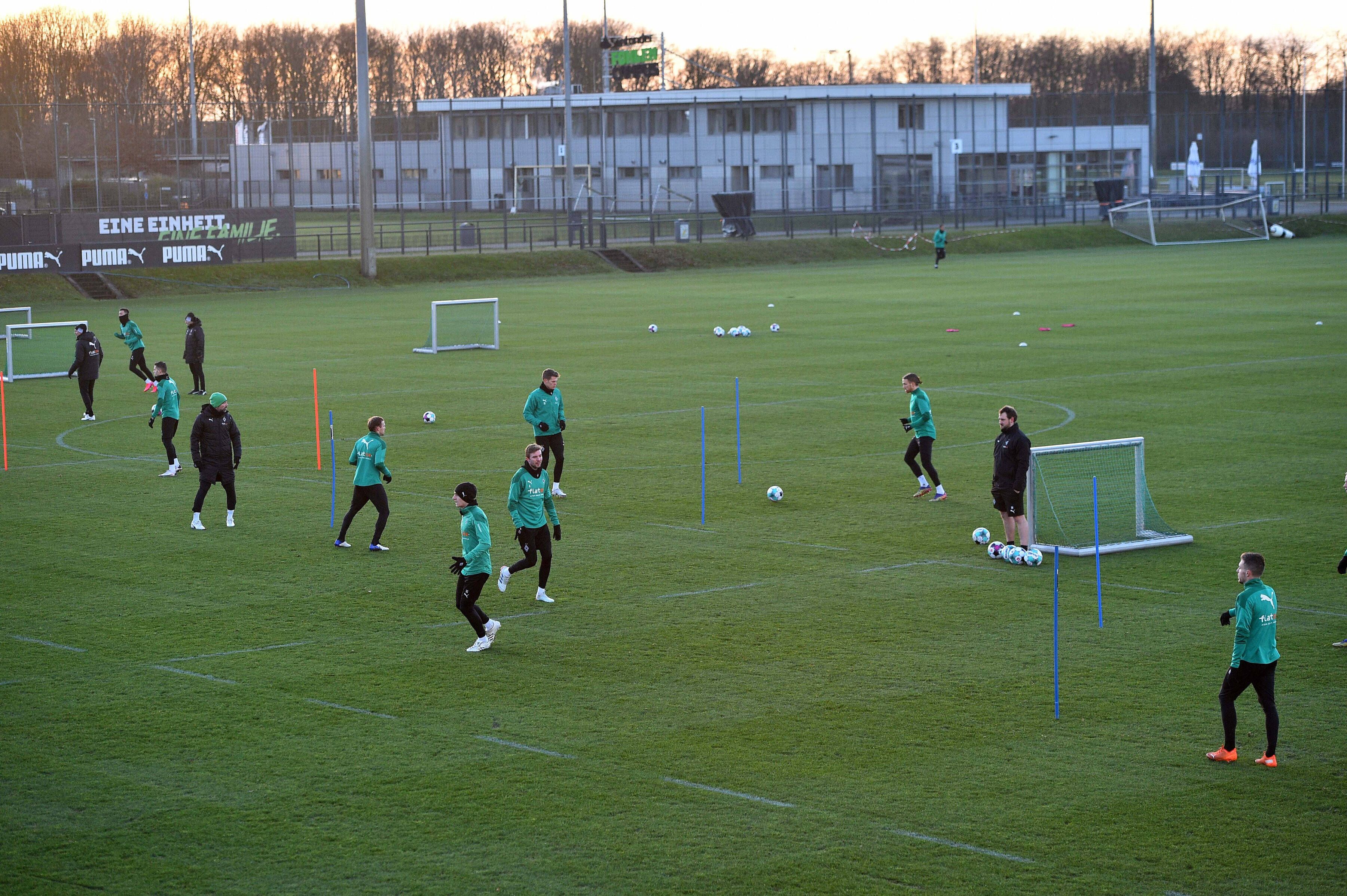 Das Team von Borussia Mönchengladbach bei Passübungen auf dem Trainingsgelände im Gladbacher Borussia-Park.