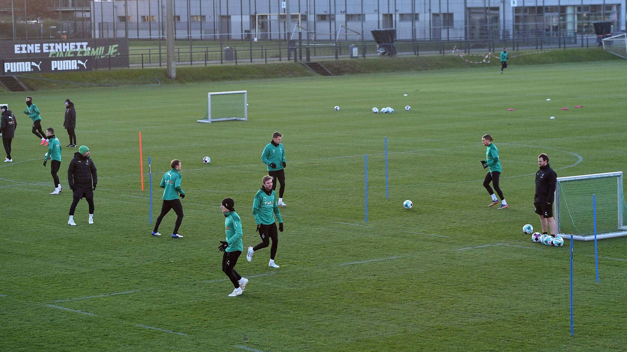 Das Team von Borussia Mönchengladbach bei Passübungen auf dem Trainingsgelände im Gladbacher Borussia-Park.